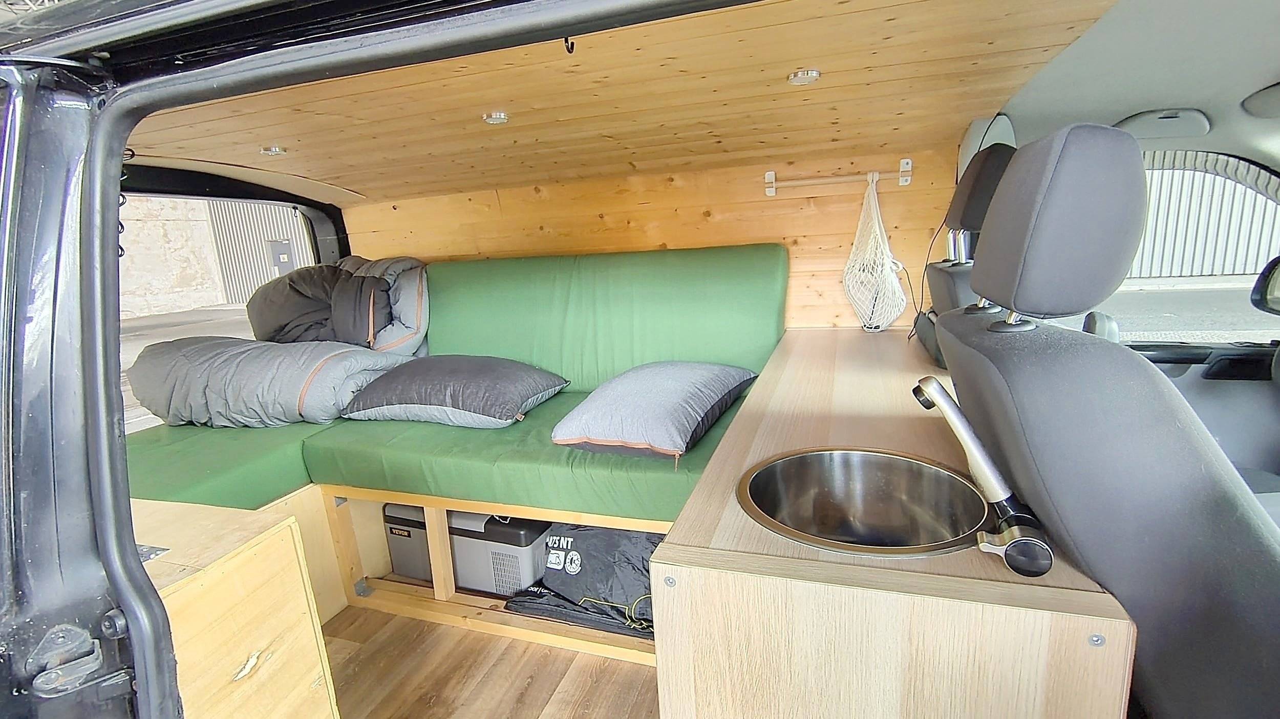 Dining Area Volkswagen TRANSPORTER T5 - Yescapa