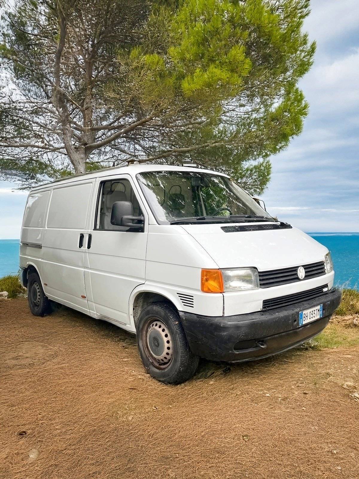 Vue avant de 3/4 Volkswagen volkswagen - Yescapa