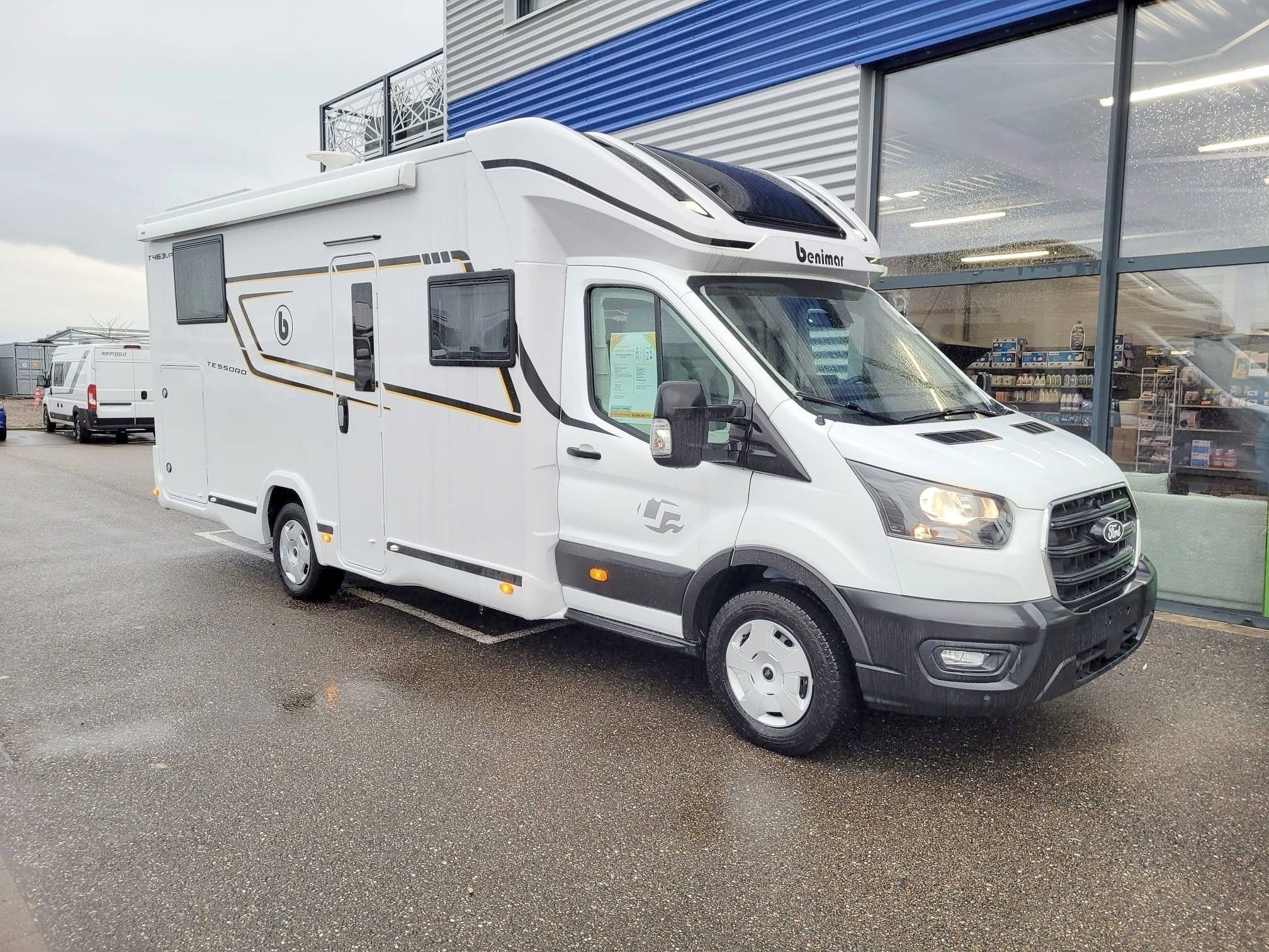 Front view from 3/4 Ford - Yescapa