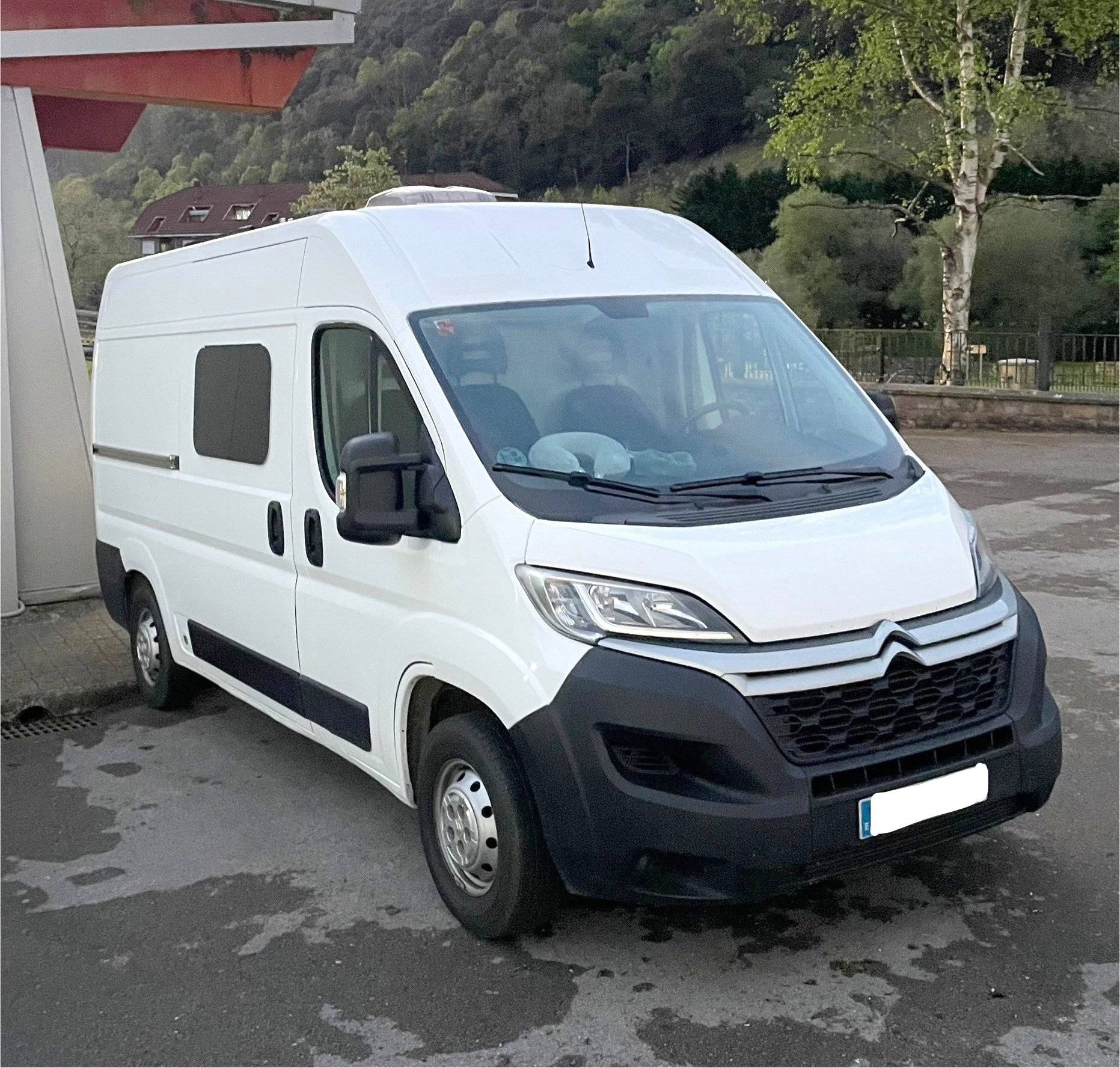 schräge Vorderansicht Citroën Jumper BlueHDI 130 - Yescapa