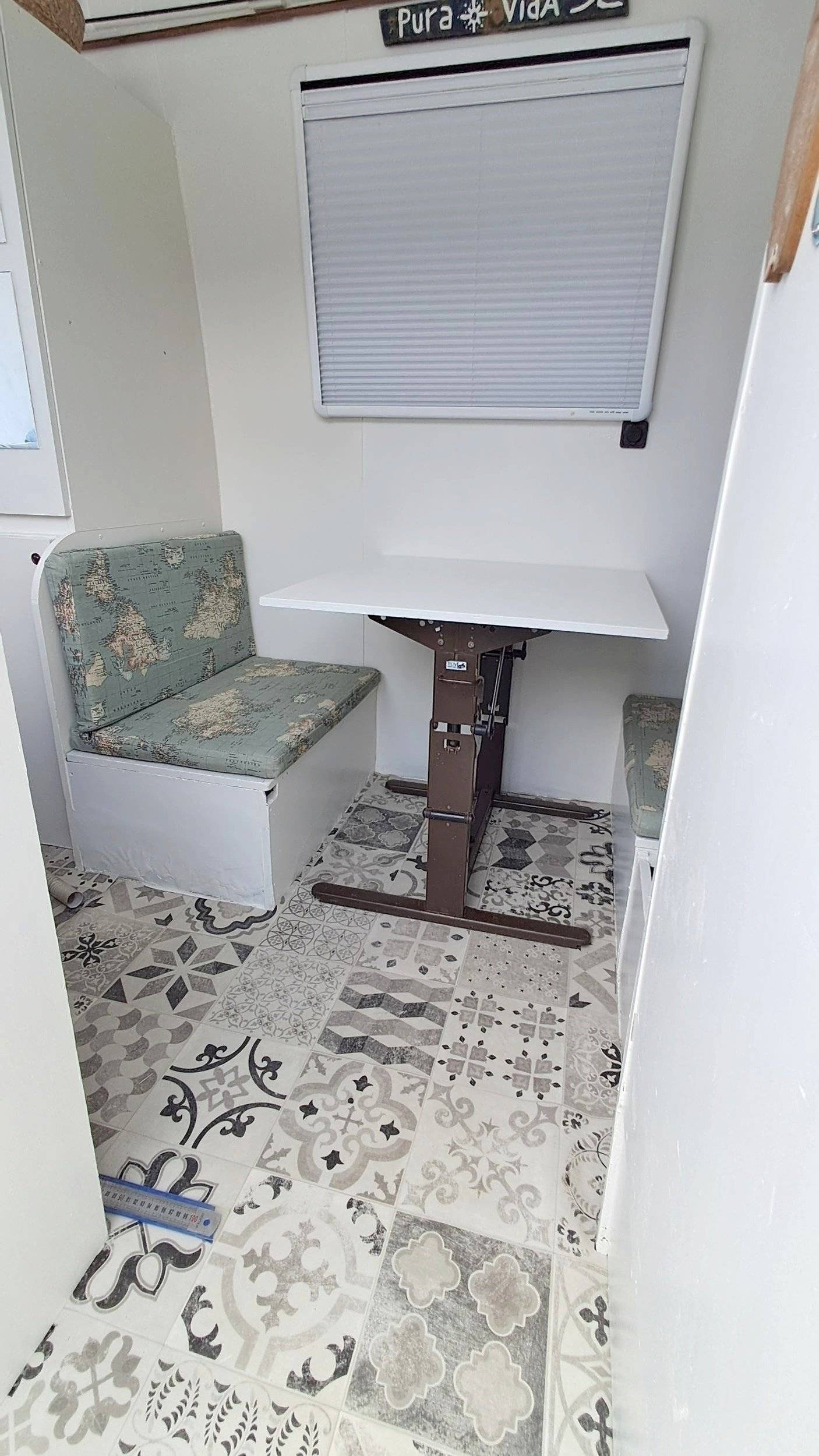 Dining Area Peugeot Boxer 2,8 HDI - Yescapa