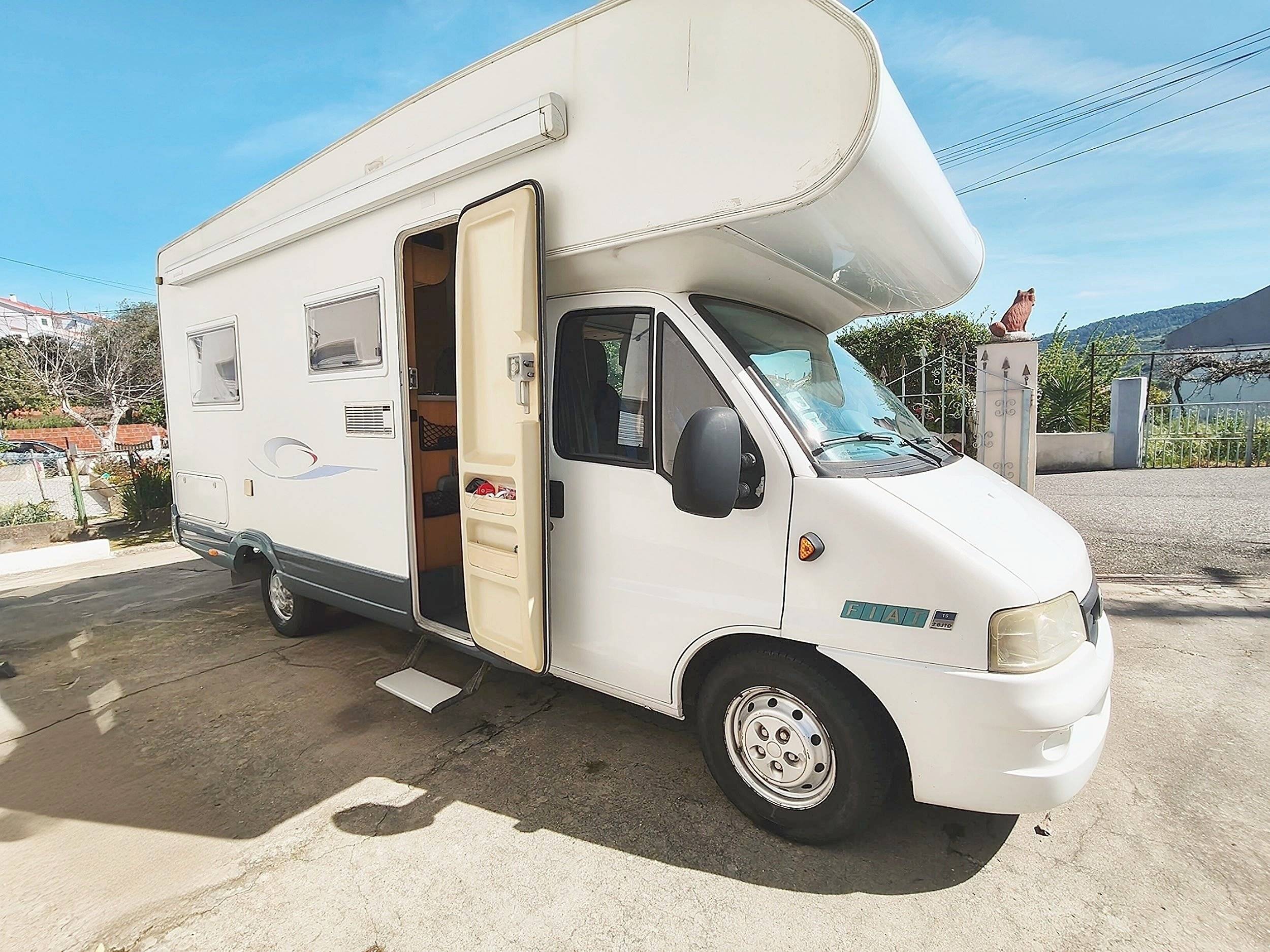Vista de 3/4 Fiat Ducato 2.8 JTD - Yescapa