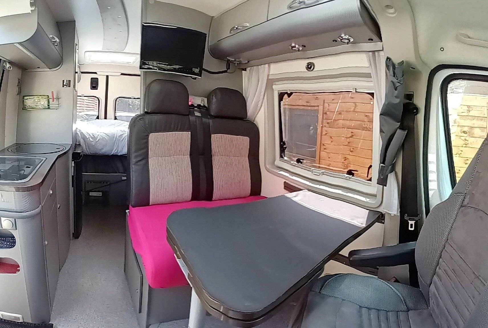 Área de jantar Fiat Ducato 2,2 l Multijet 130 ch. - Yescapa