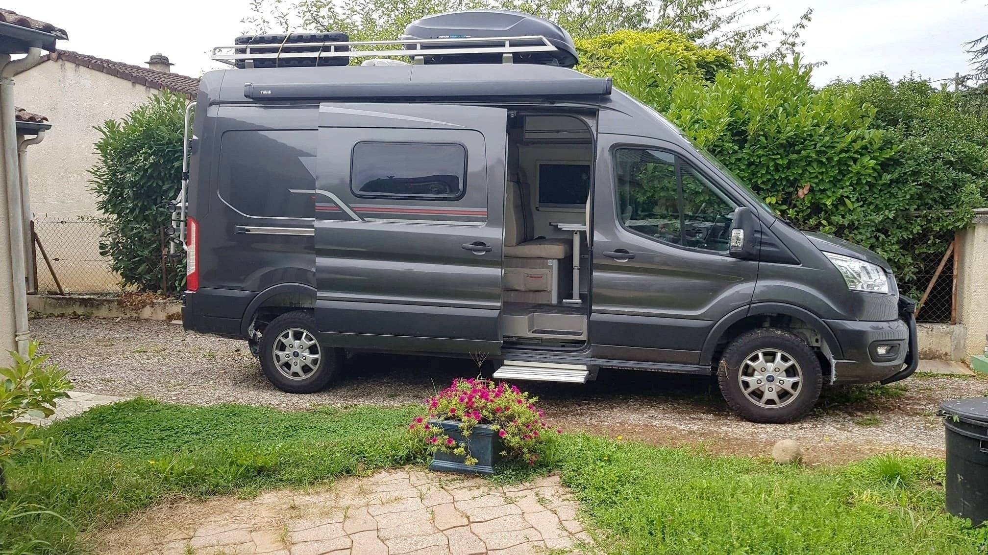 Vista de 3/4 Ford ford transit - Yescapa