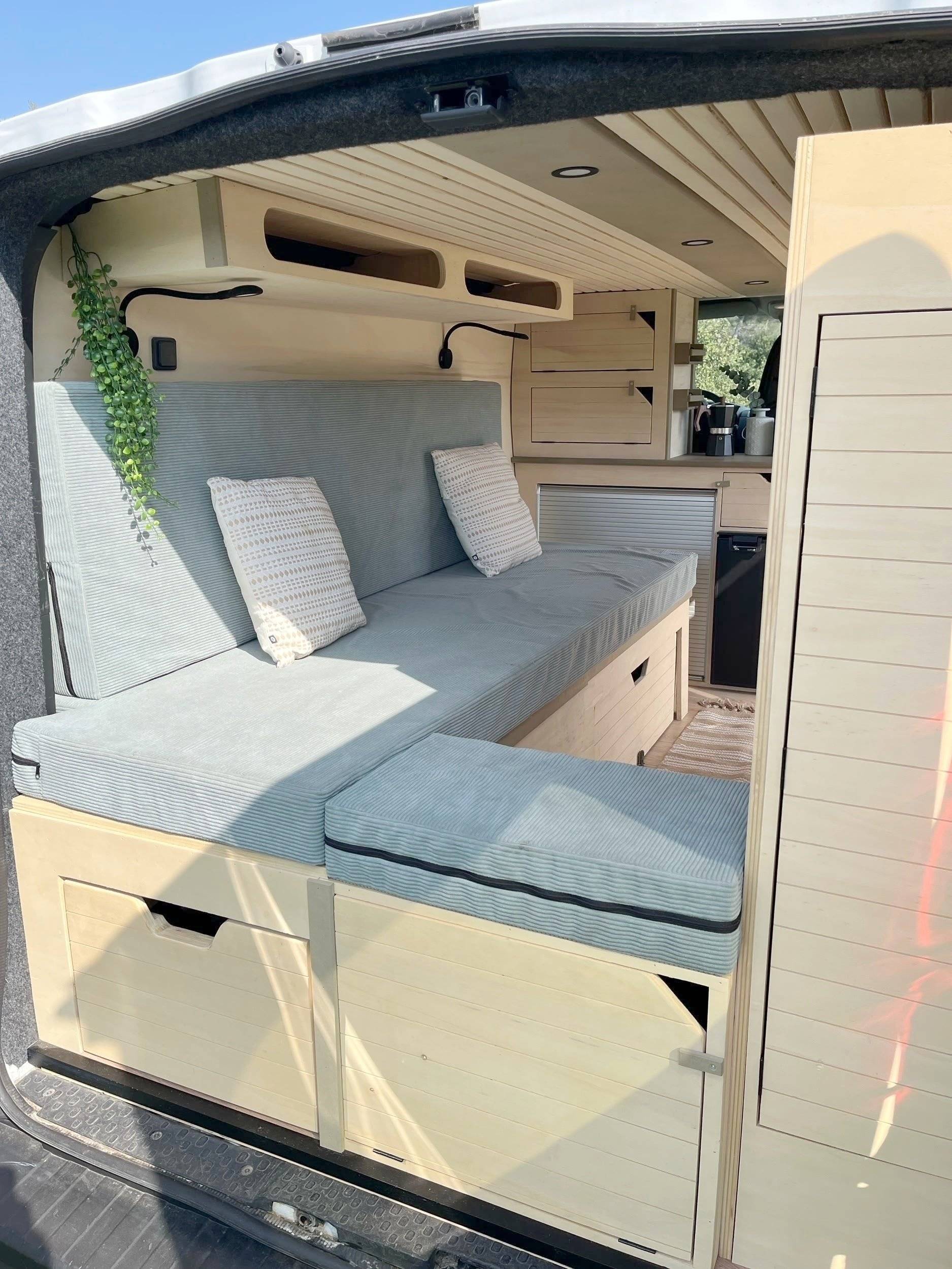 Dining Area Renault Trafic 2,0 l dCi 120 ch. - Yescapa