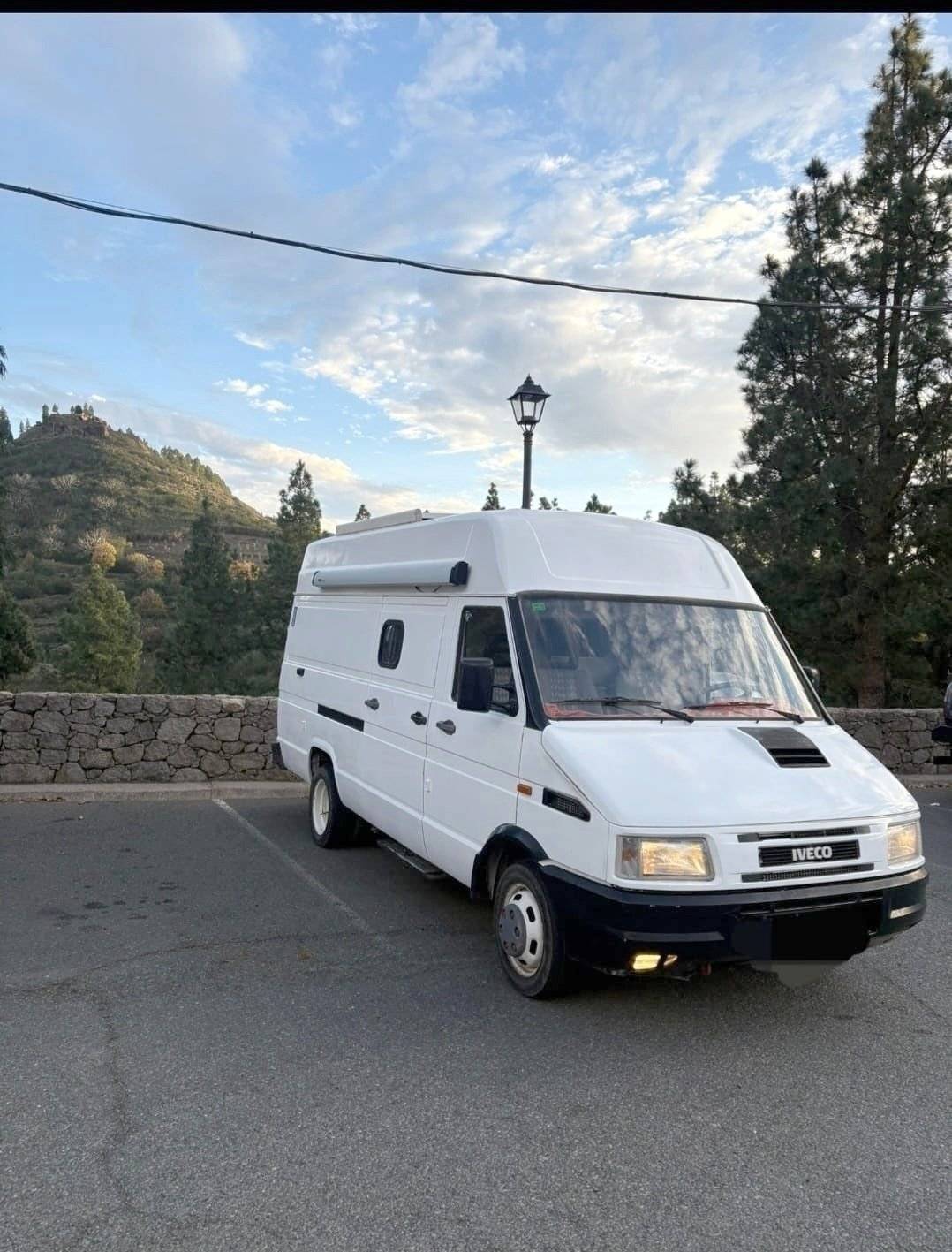 Vista frontale a ¾ Iveco Daily 35.10 - Yescapa