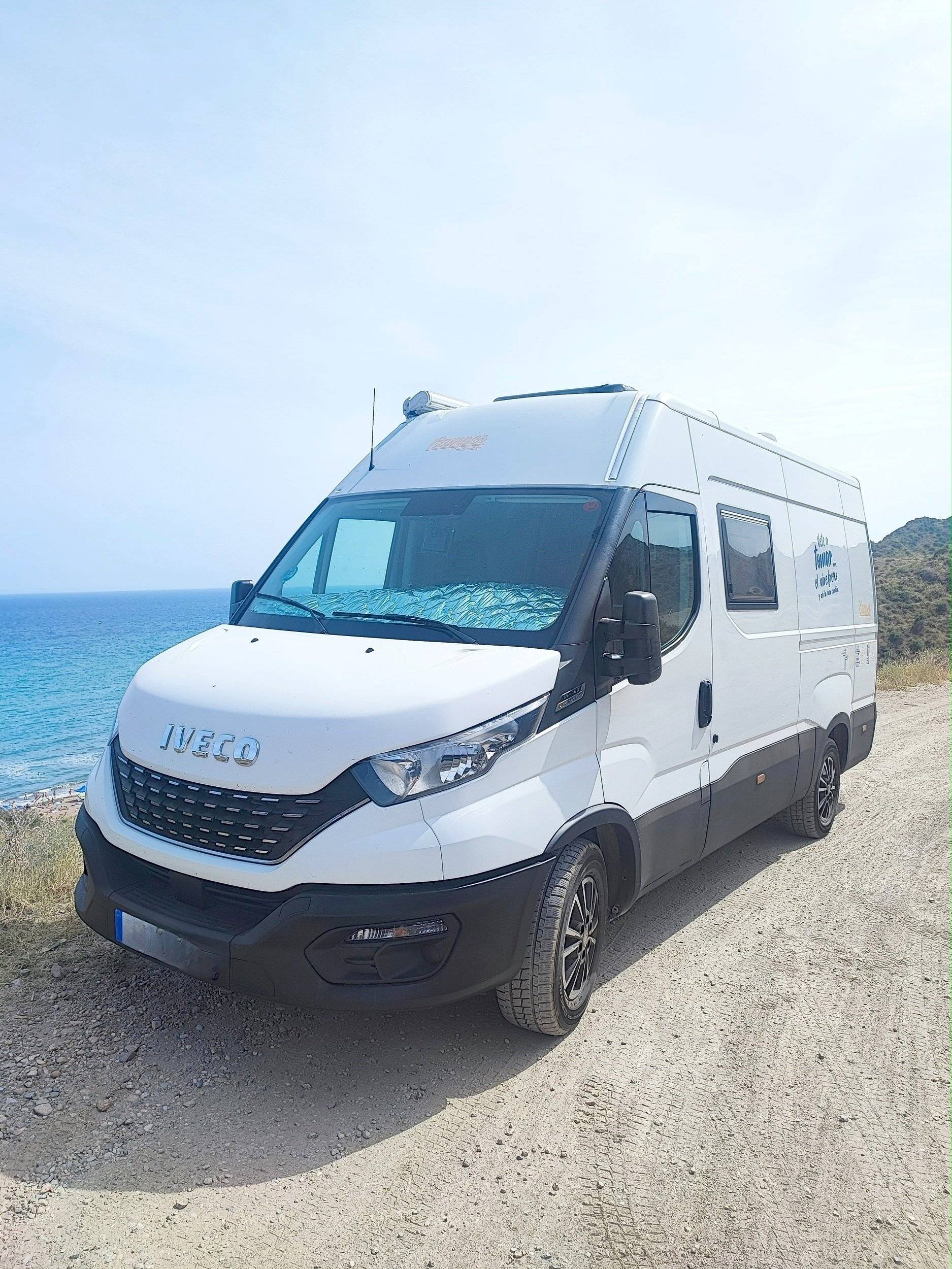 schräge Vorderansicht Iveco Iveco Daily 35S16A8V,Hi-Matic,Klima,ZV,Radio BT - Yescapa