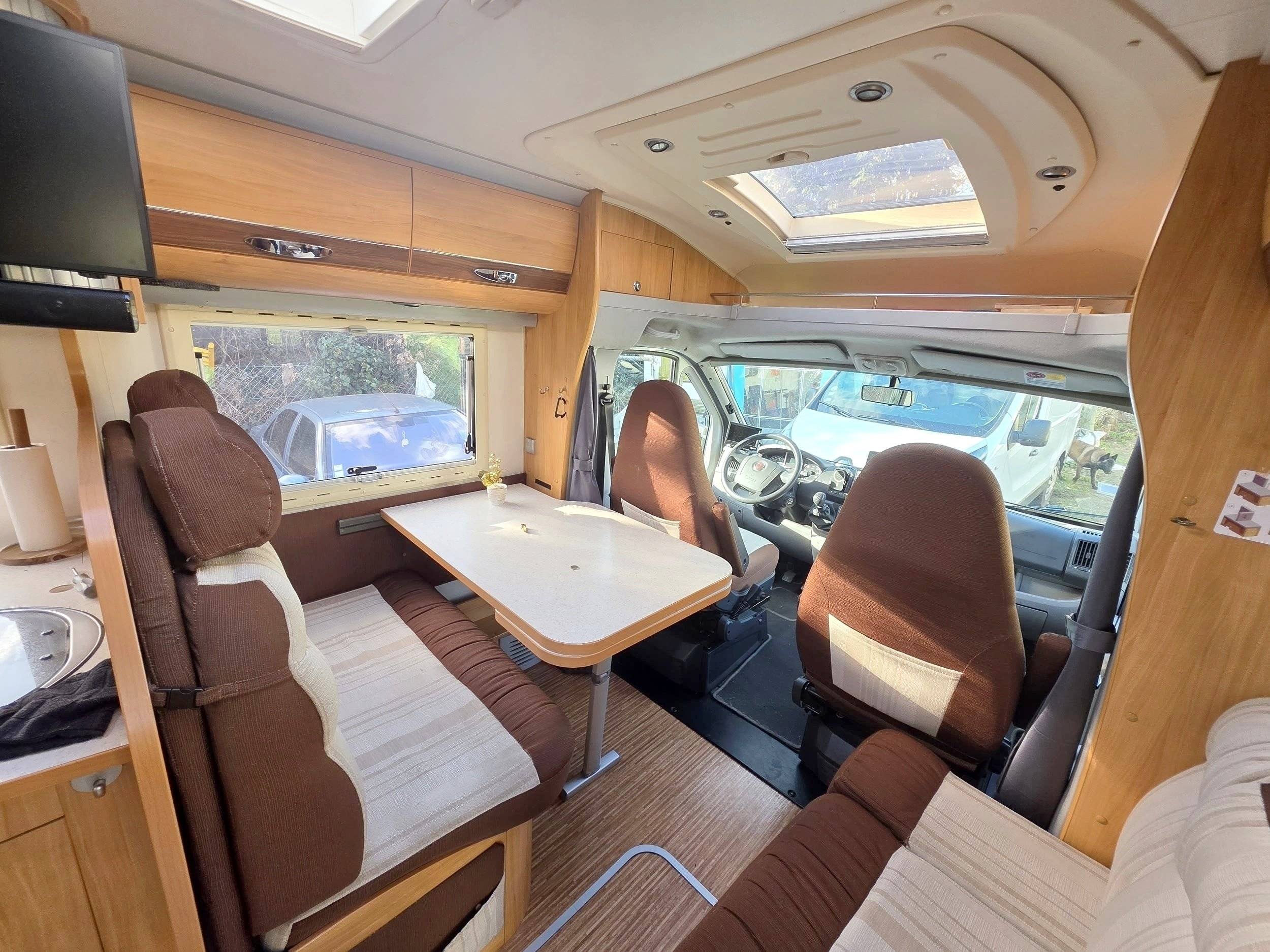 schräge Vorderansicht  - Yescapa