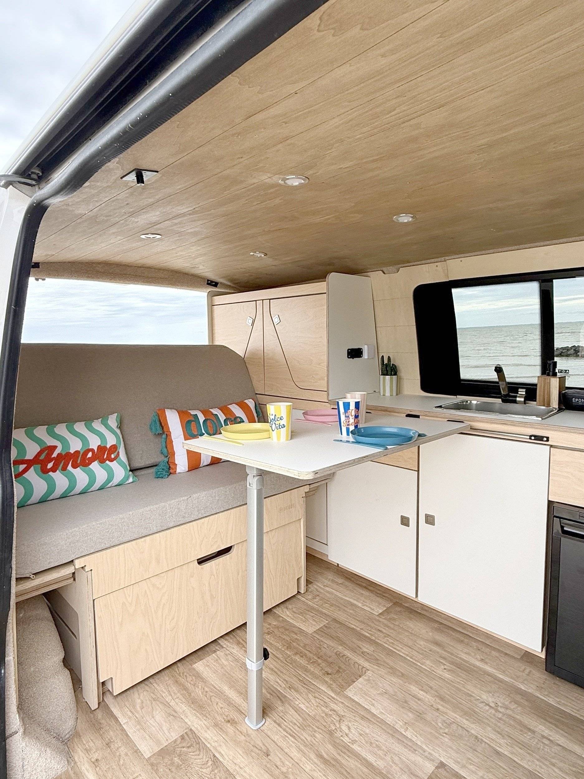 Dining Area Volkswagen T5 2,0 l 102 ch - Yescapa