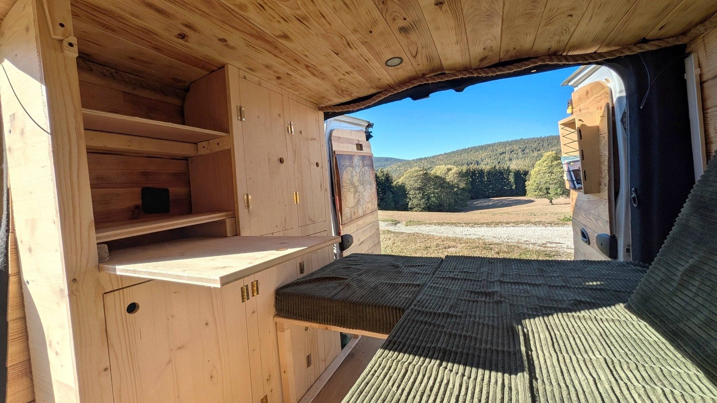 Dining Area Renault Trafic - Yescapa