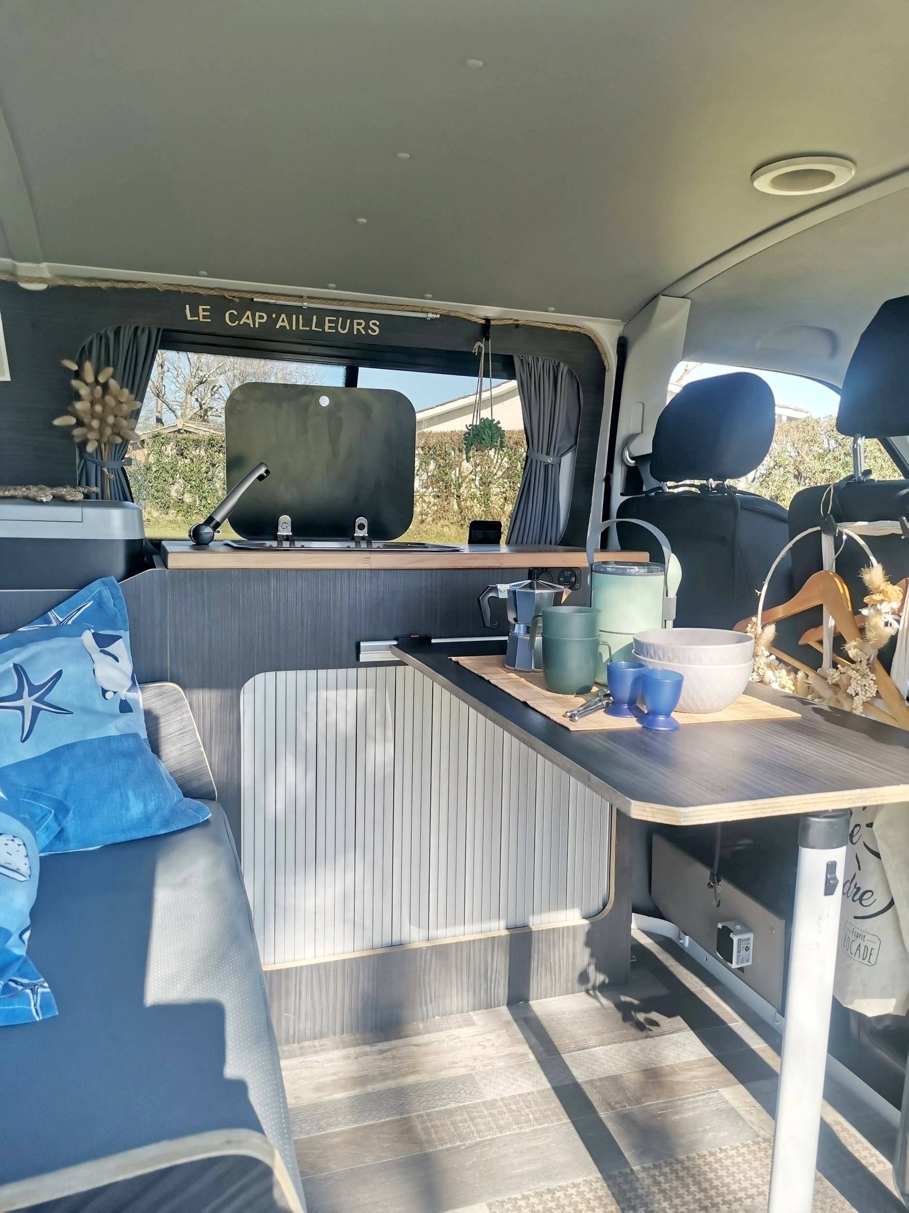 Dining Area Volkswagen T6 2 l 102 ch - Yescapa