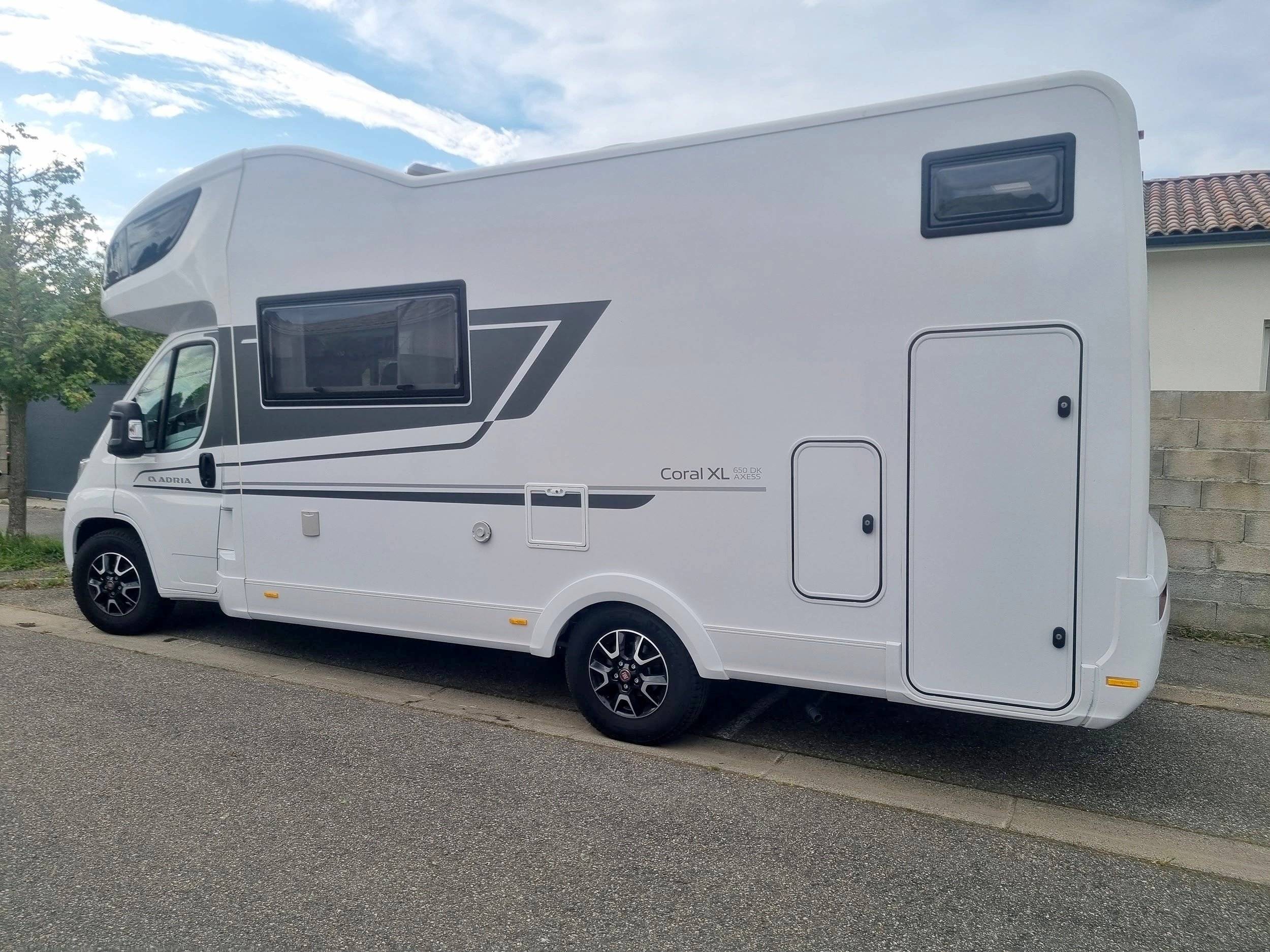 Vue avant de 3/4 Fiat Ducato 2,2 l Multijet 130 ch. - Yescapa