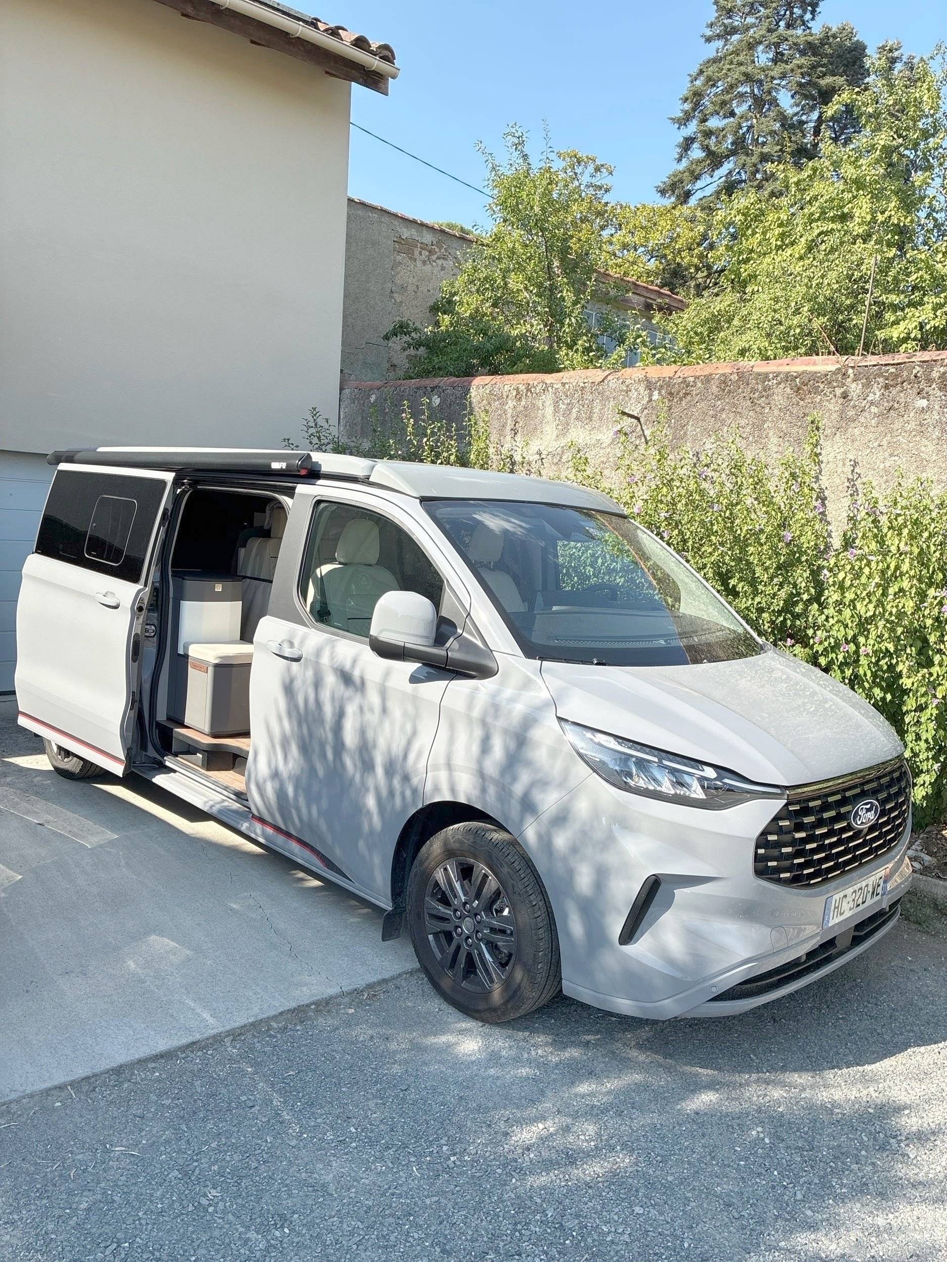 Front view from 3/4 Ford Transit 2,0 l 130 ch - Yescapa