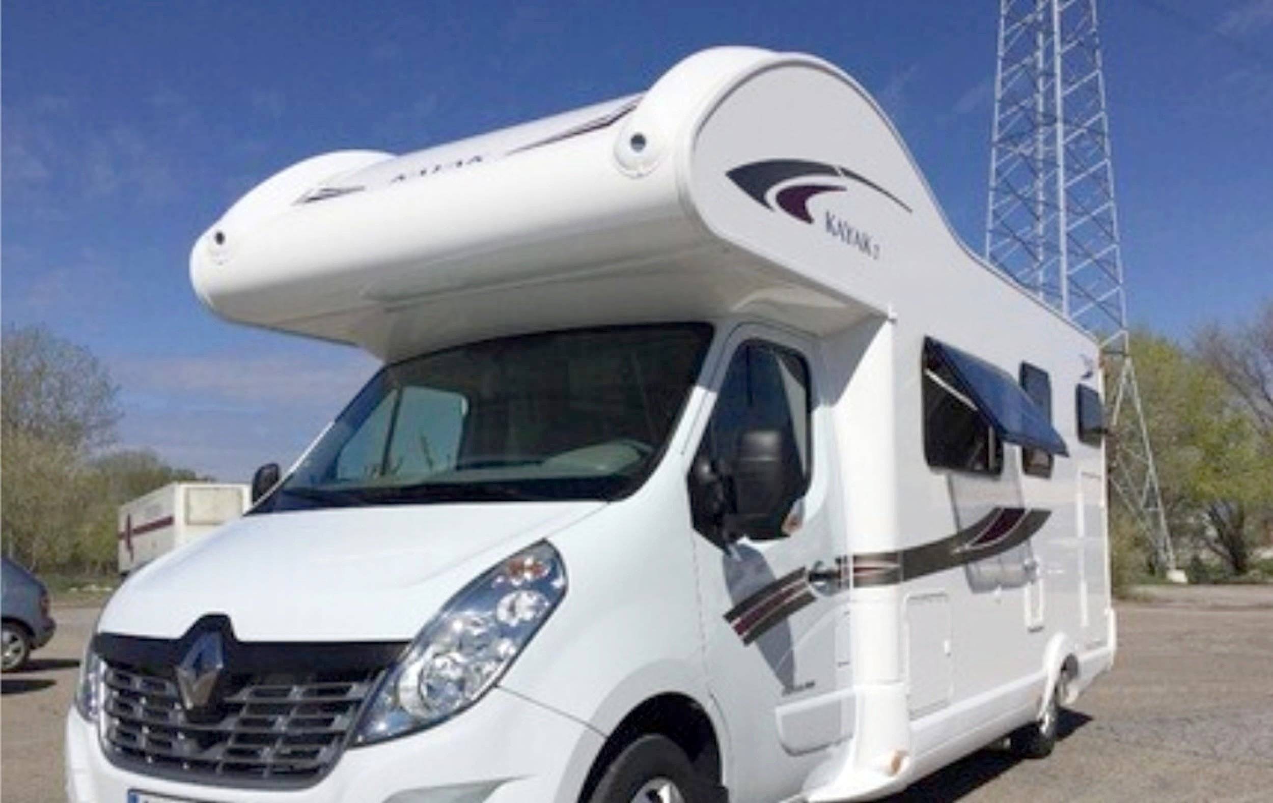 Front view from 3/4 Renault Master 2,5 l dCi 150 ch. - Yescapa