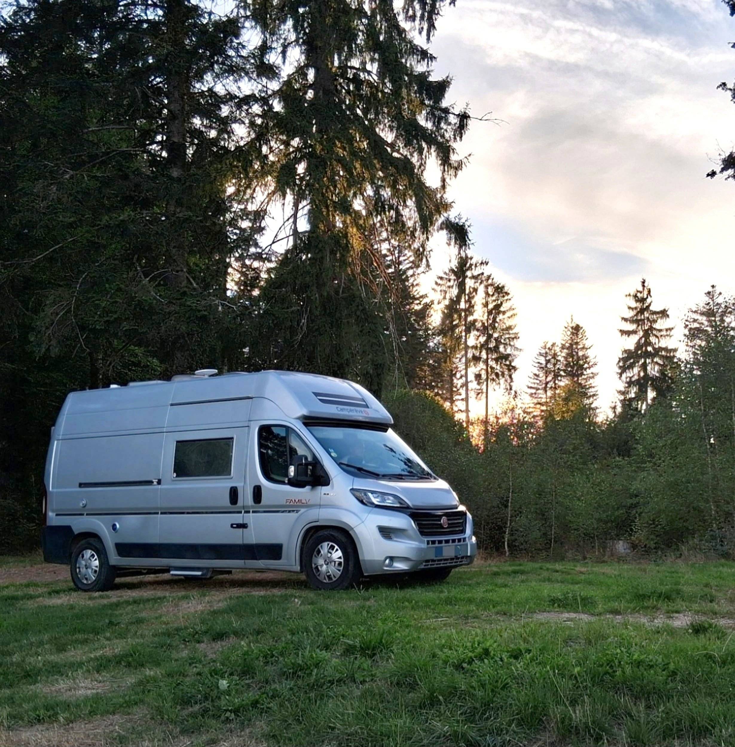 Front view from 3/4 Fiat FIAT DUCATO - Yescapa