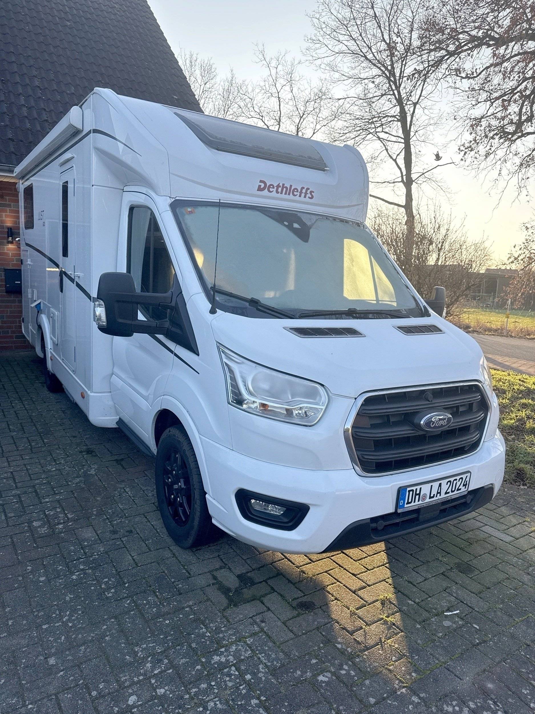 Front view from 3/4 Ford - Yescapa