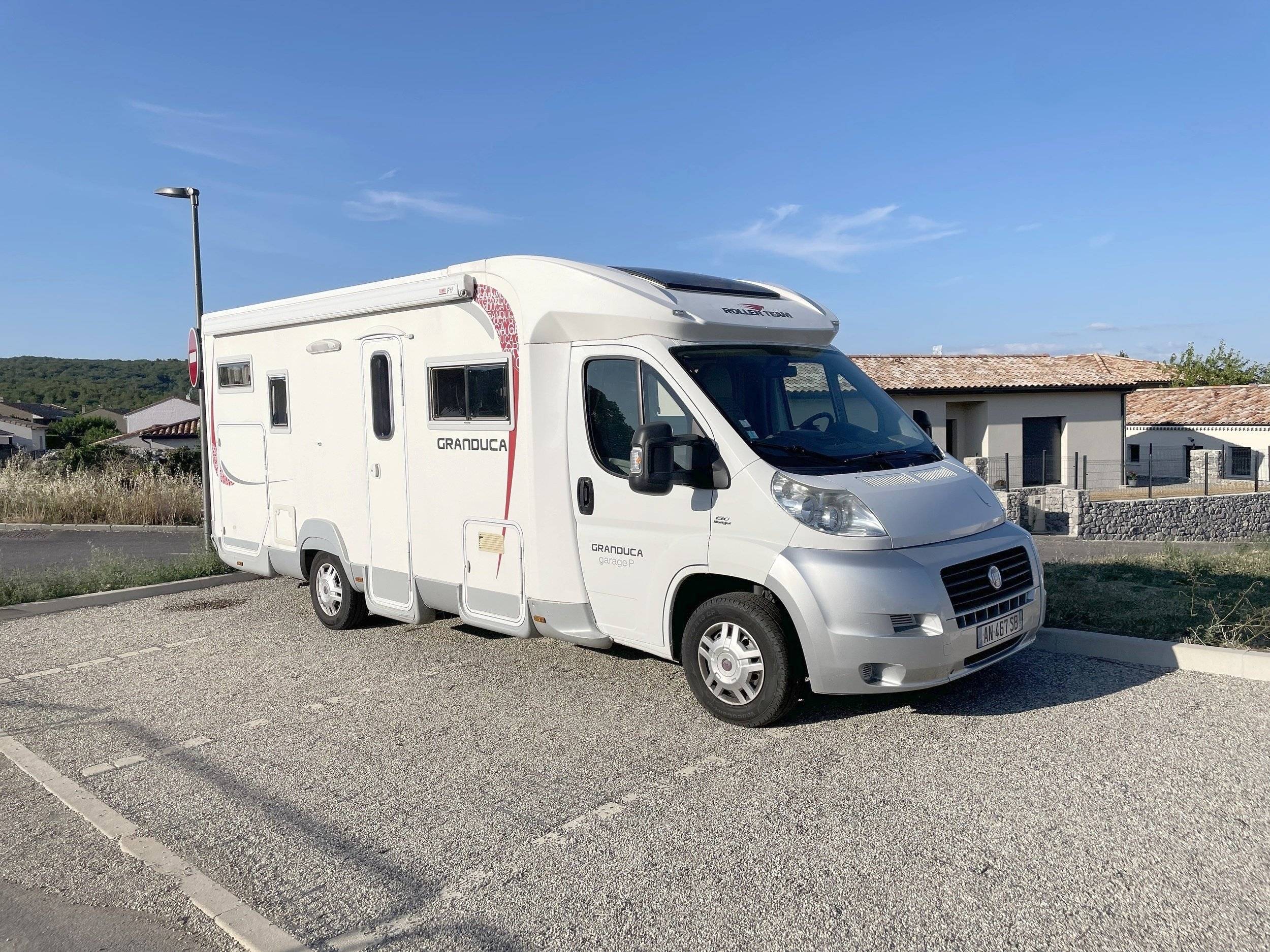 Vue avant de 3/4 Fiat Fiat Ducato 2.3 130HP - Yescapa
