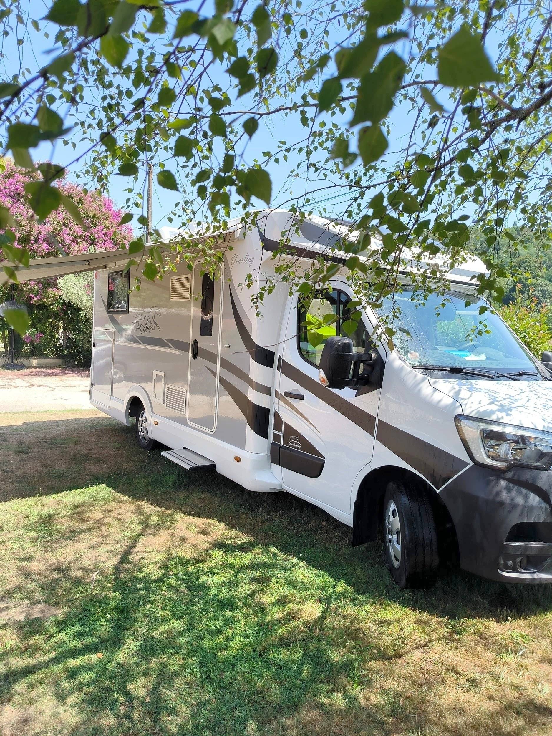 Front view from 3/4 Renault Master 2,3 l 170 ch - Yescapa