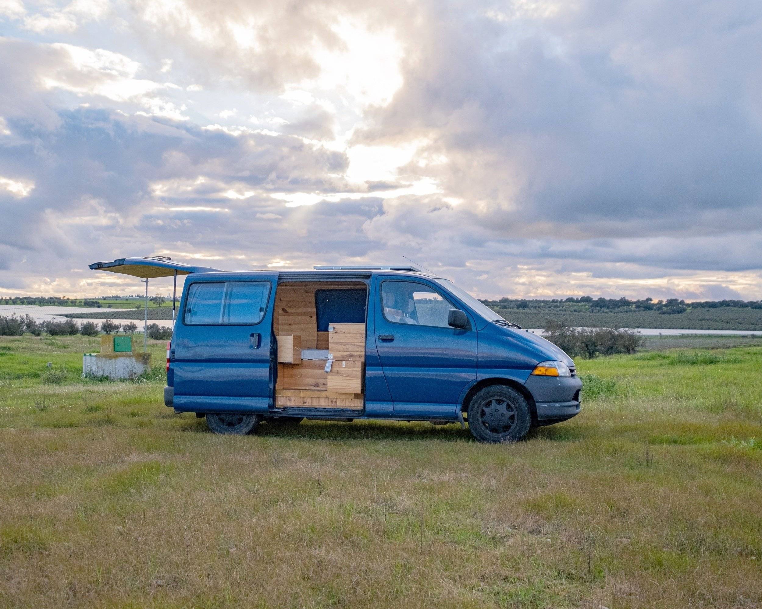schräge Vorderansicht Toyota Hiace - Yescapa