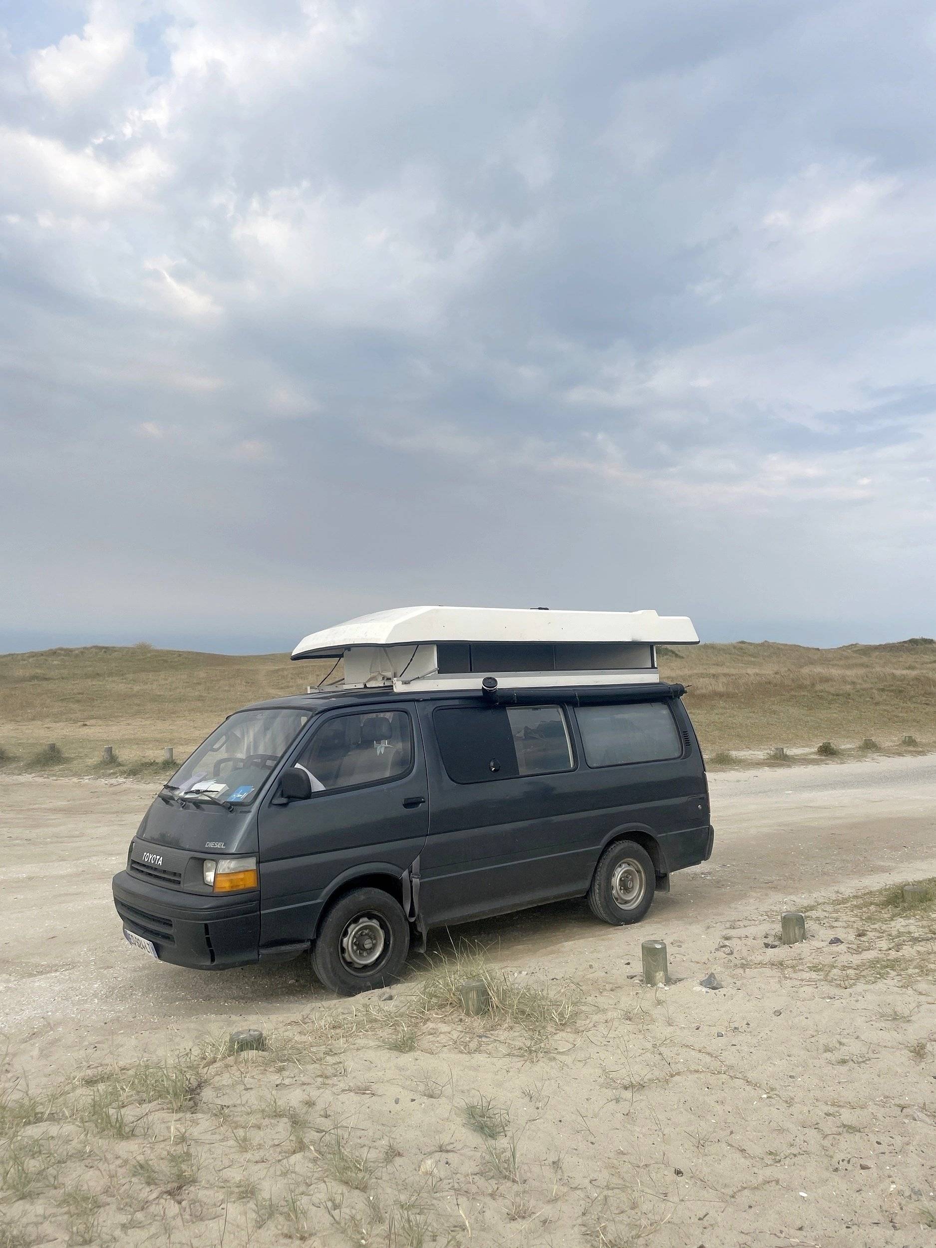 Vue avant de 3/4 Toyota Camper TOYOTA HIACE - Yescapa