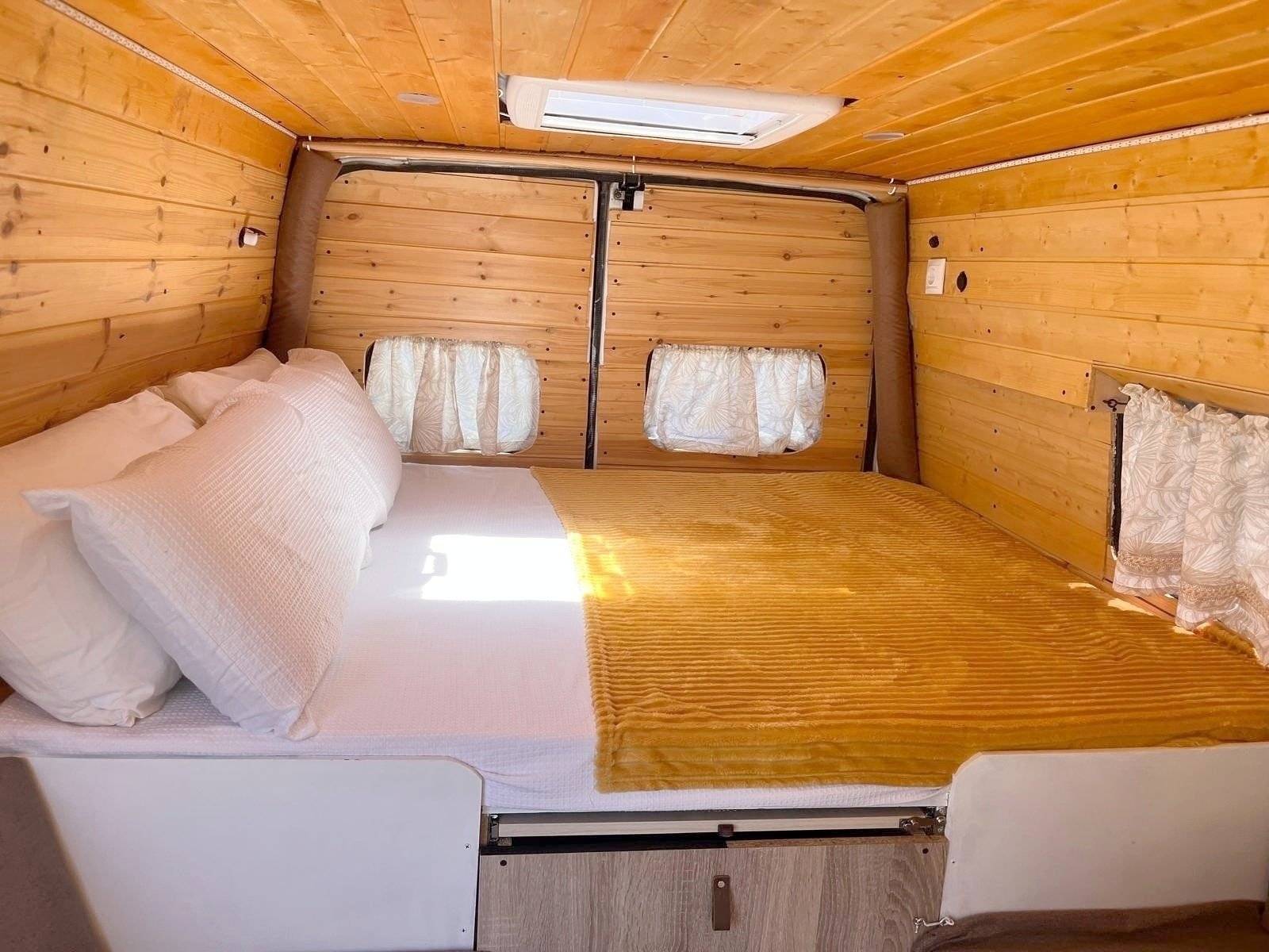 Vista parte trasera del vehículo Ford Transit 2,4 l TDCi 115 ch. - Yescapa