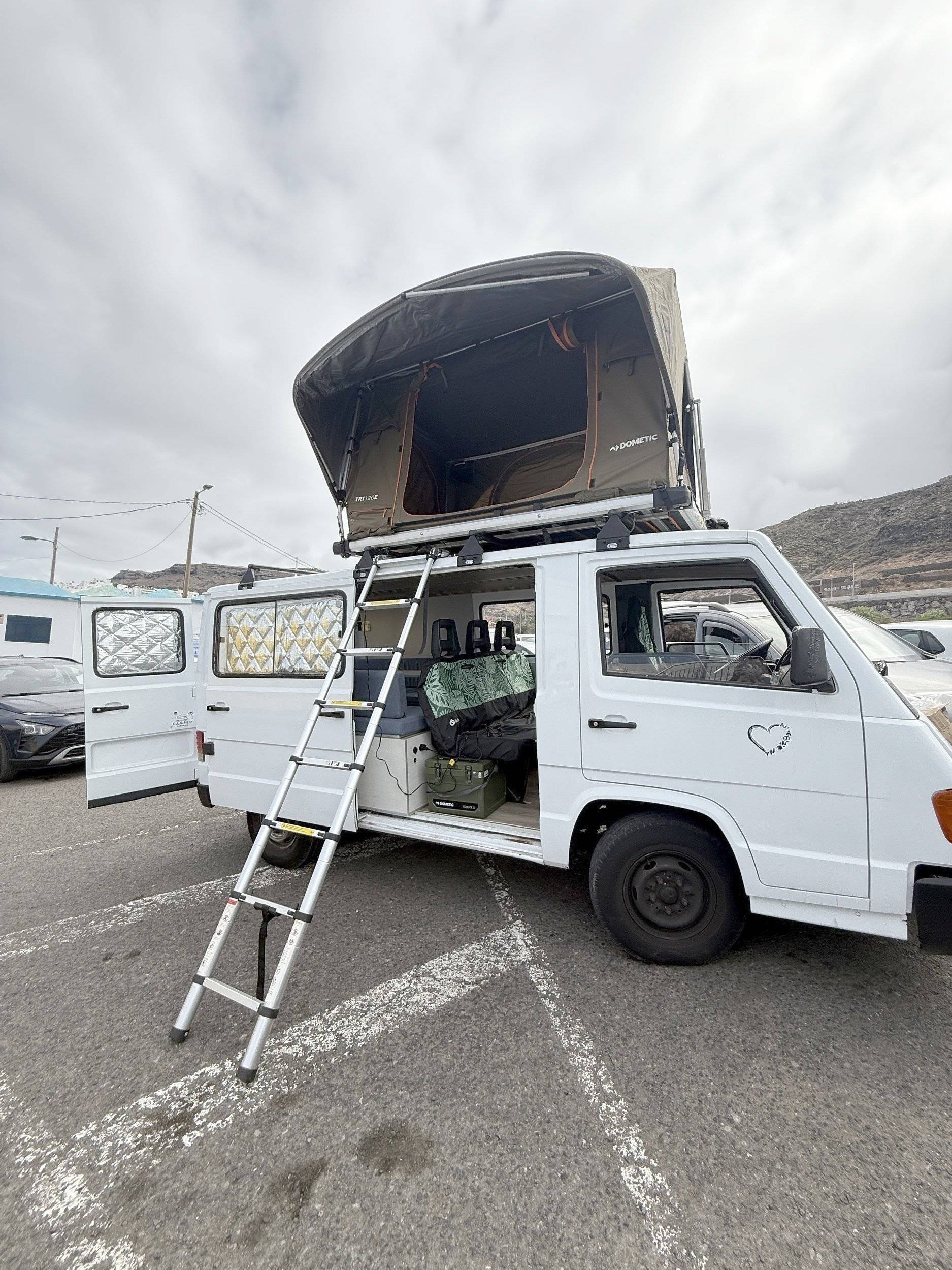 Vista frontale a ¾ Mercedes Mb 100 - Yescapa