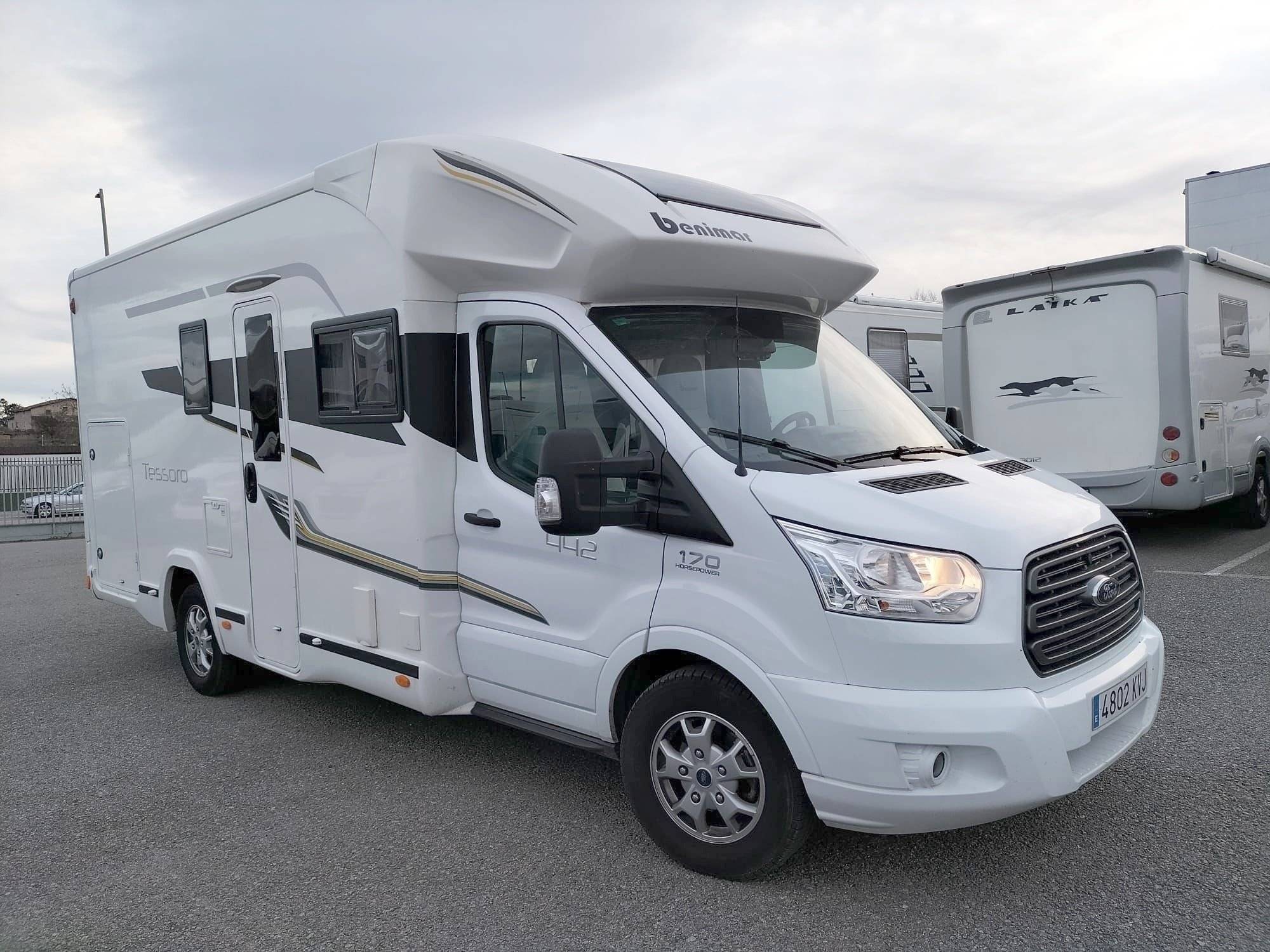 Vue avant de 3/4 Ford ford transit 170 automatique - Yescapa