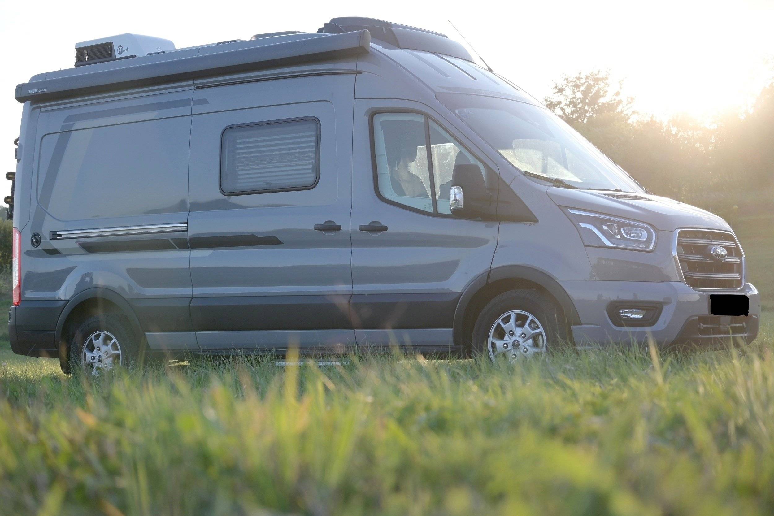 Front view from 3/4 Ford Ford Transit 2.0tcdi 170hp - Yescapa