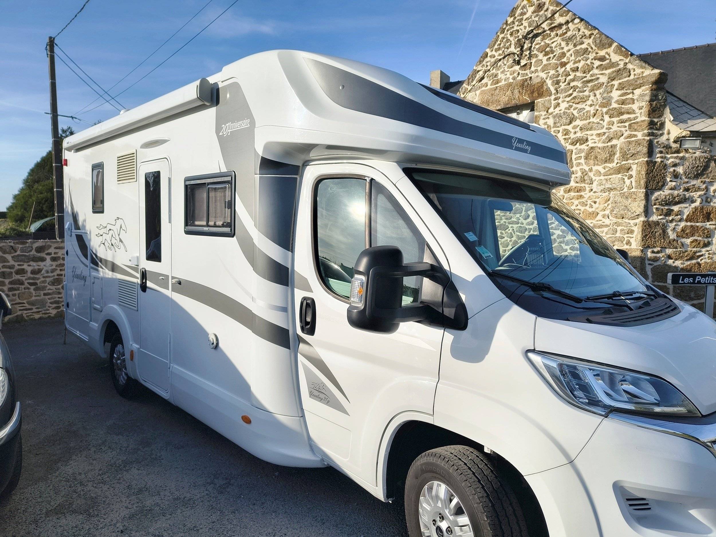Front view from 3/4 Citroën Citroen Jumper 2,2 l Blue HDi 165PS - Yescapa
