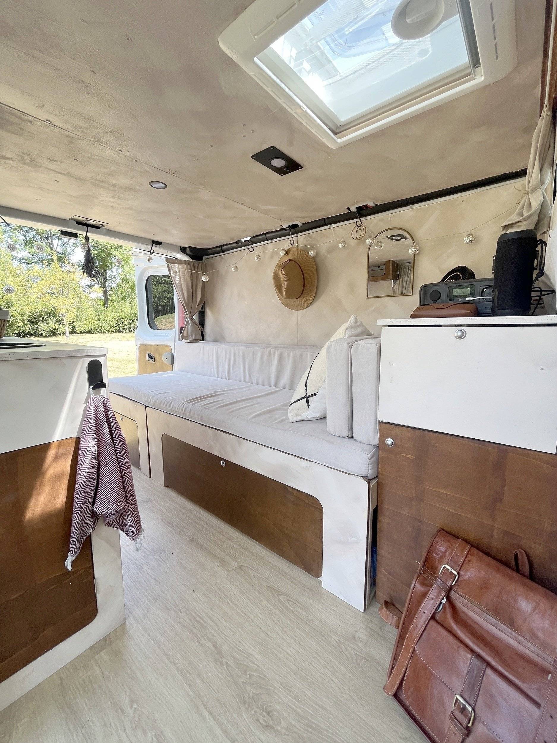 Dining Area Renault Renault Trafic - Yescapa