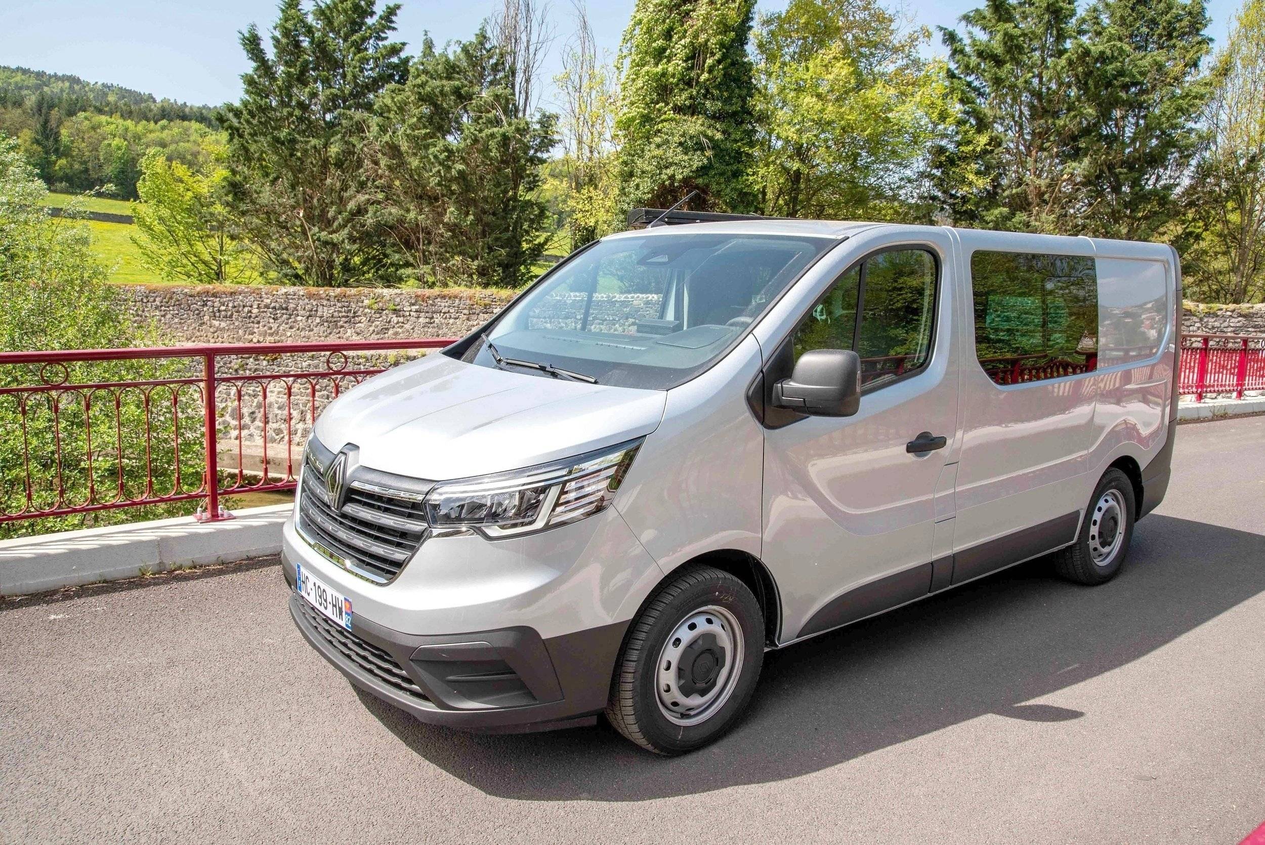 Front view from 3/4 Renault - Yescapa