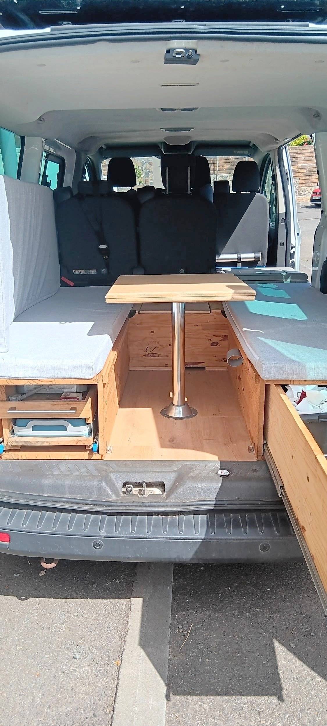 Dinette Ford Transit 2,2 l 125 ch - Yescapa
