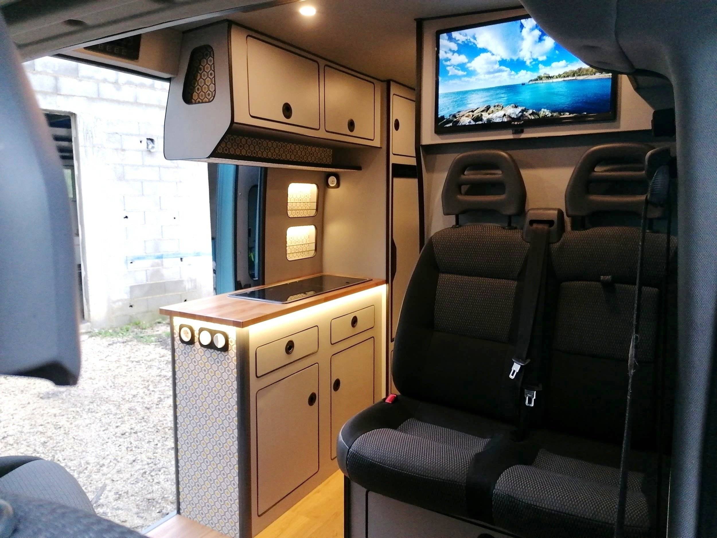 Dinette Peugeot Boxer 2,0 l 130 ch - Yescapa