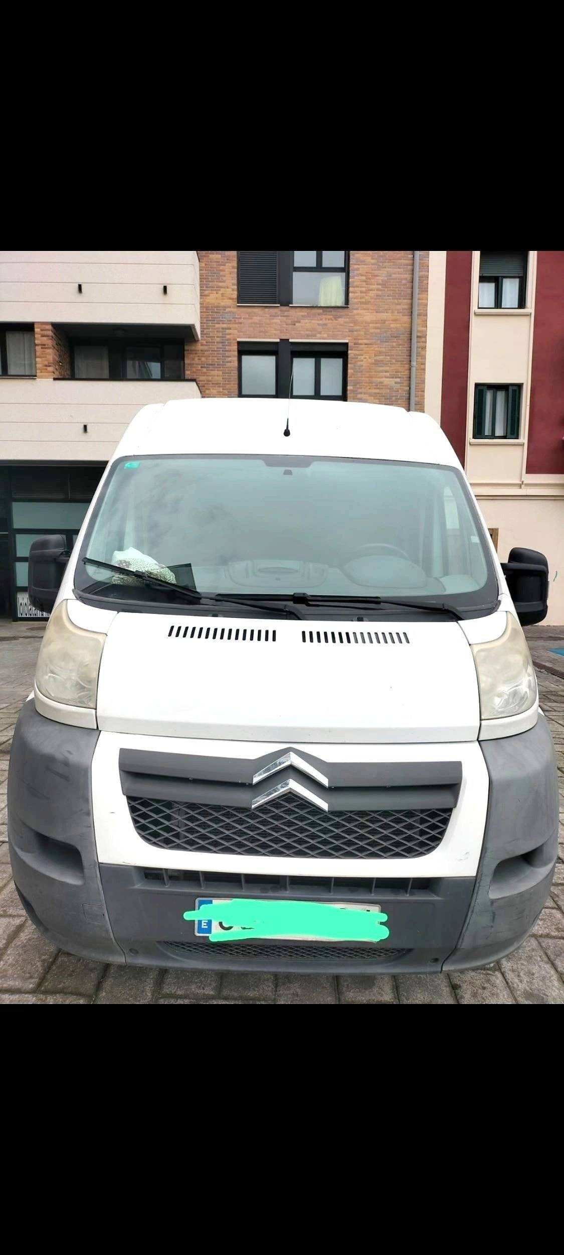 Vista frontale a ¾ Citroën Jumper 2,2 l 130 ch - Yescapa