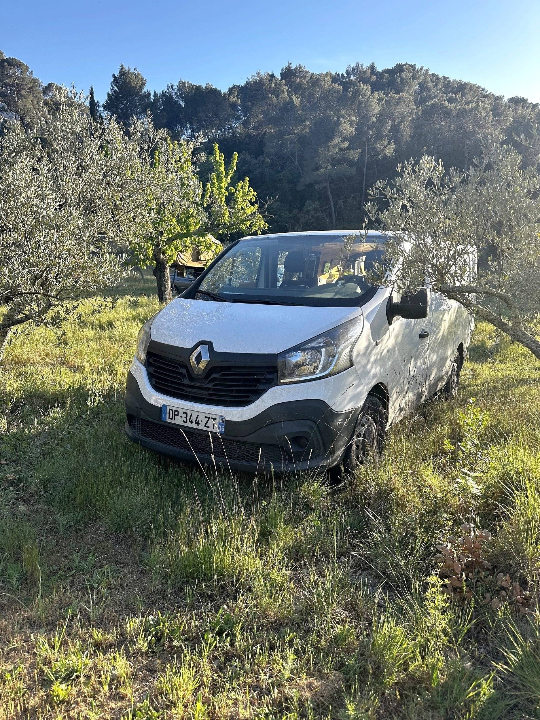 Vista del vehicle angle davanter Renault Trafic III 1.6 dci - Yescapa