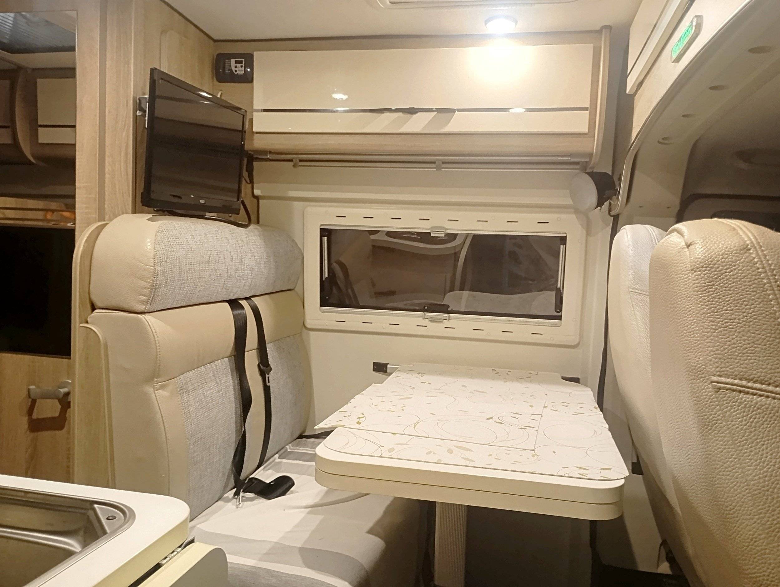 Área de jantar Fiat Fiat 2,3 l 130 ch. - Yescapa