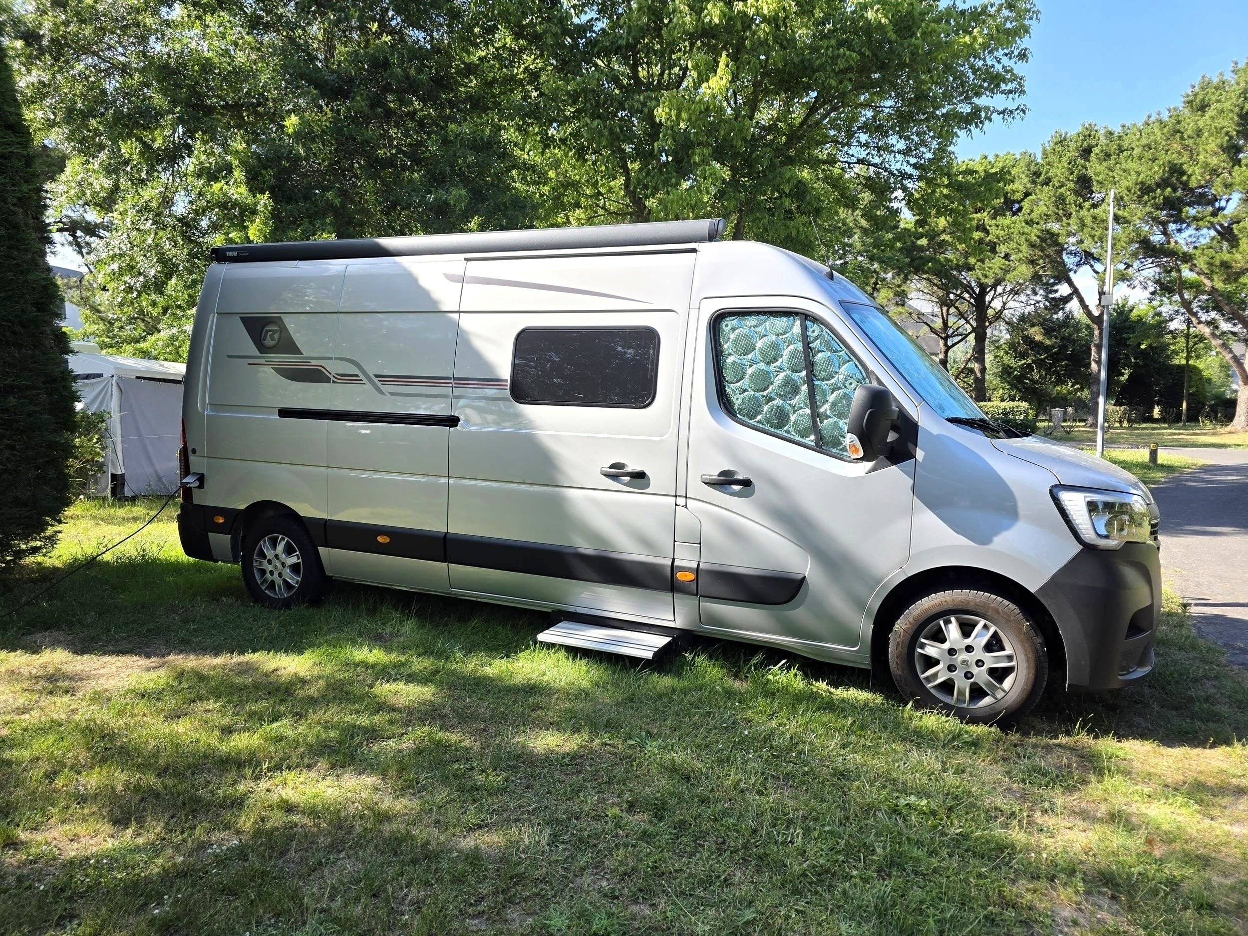 Vista de 3/4 Renault Master 2,3 l 150 ch - Yescapa