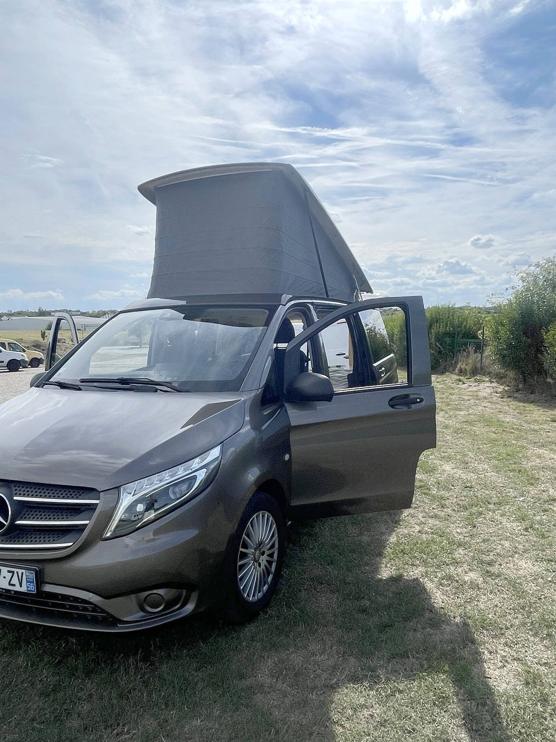 Vue avant de 3/4 Mercedes - Yescapa