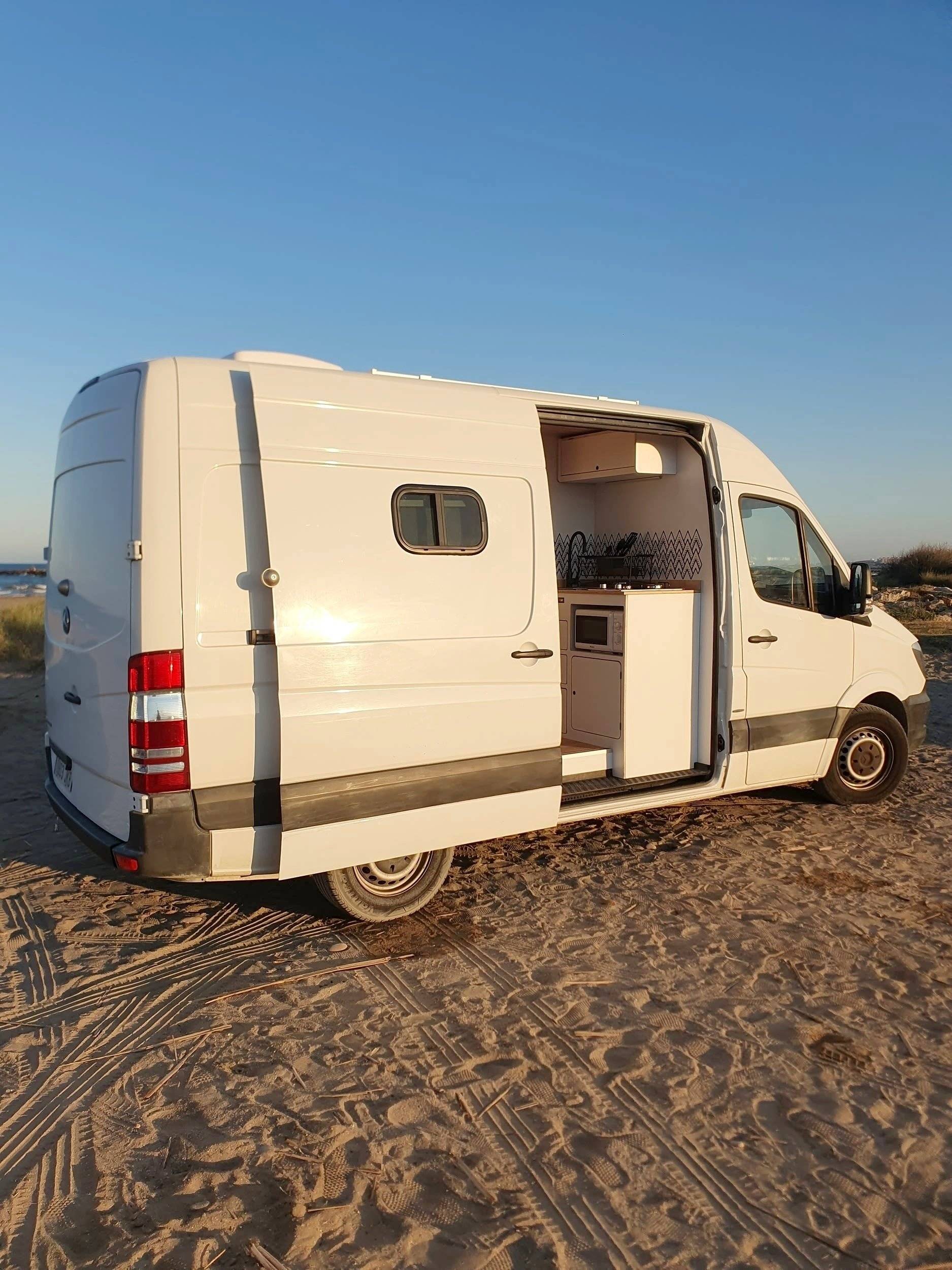 Front view from 3/4 Mercedes Sprinter 2,2 l 129 ch - Yescapa