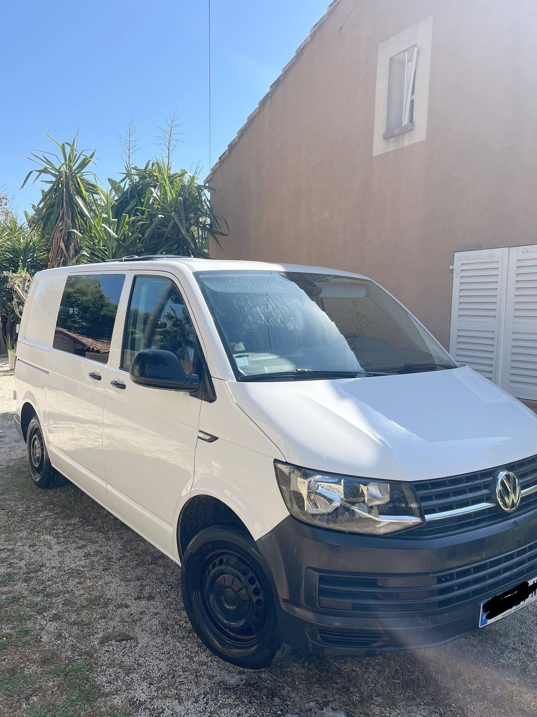 schräge Vorderansicht Volkswagen T6 104 CV - Yescapa