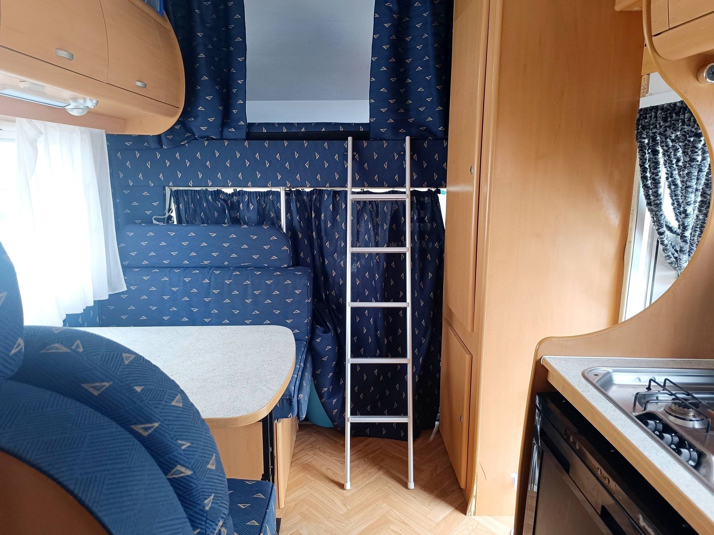 Dining Area Iveco IVECO - Yescapa