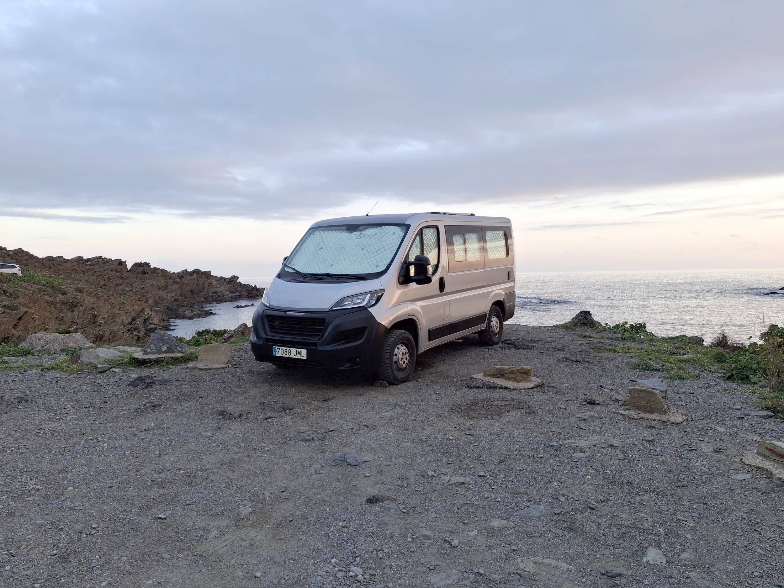 Vista del vehicle angle davanter Peugeot Boxer 2,0 l 130 ch - Yescapa