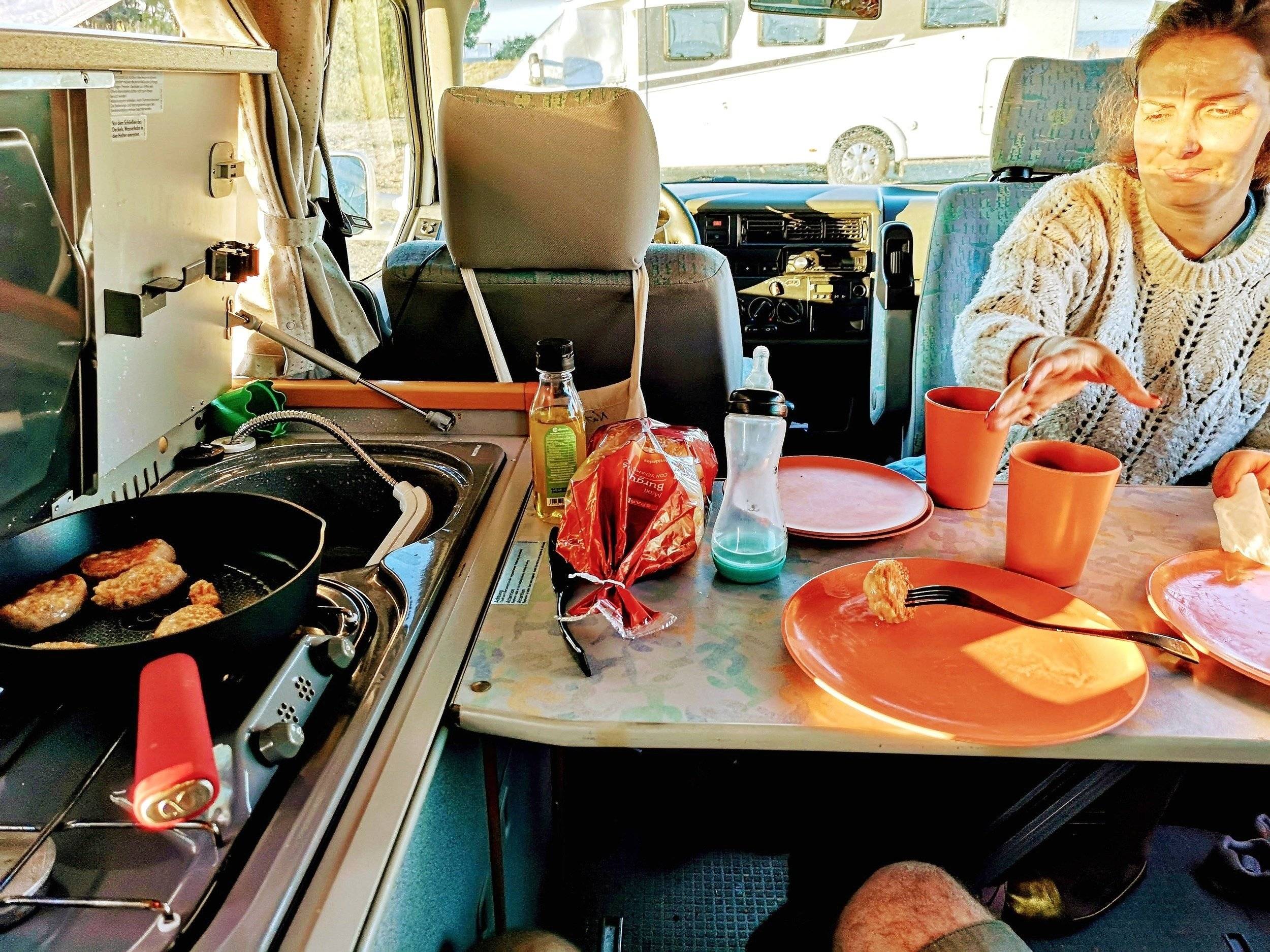 Dining Area Volkswagen 2.5 TDI - Yescapa