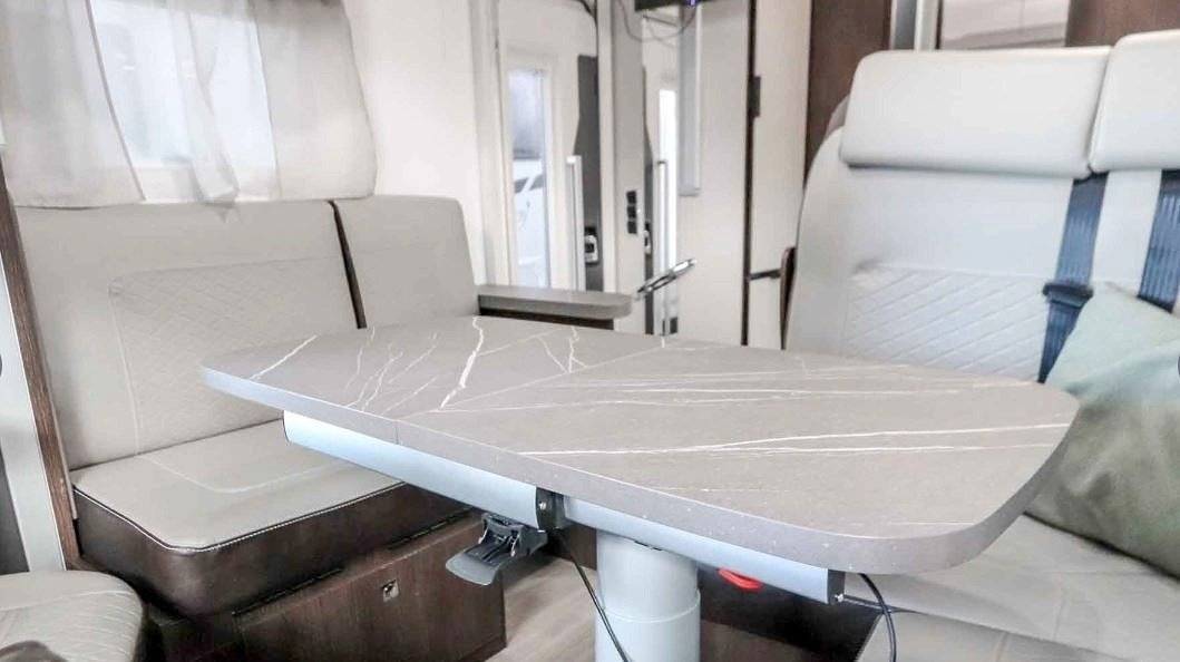 Dining Area Ford Transit 2,0 l 170 ch - Yescapa