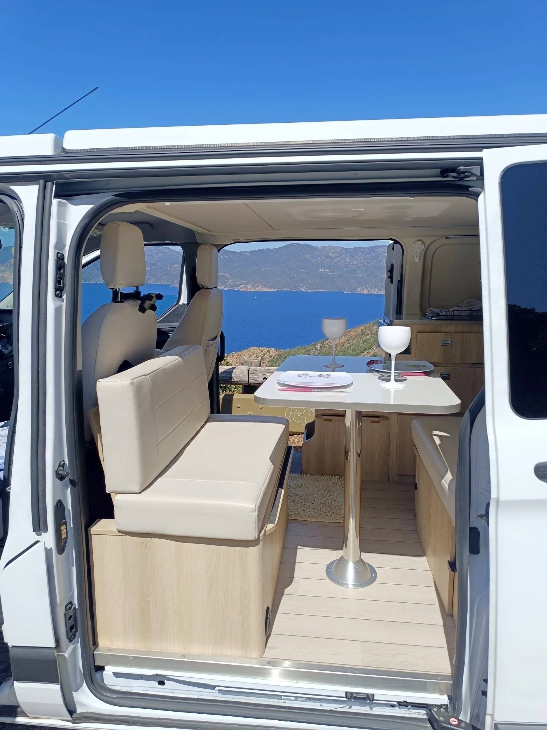 Dining Area Ford Custom 2,0 l 130 ch - Yescapa