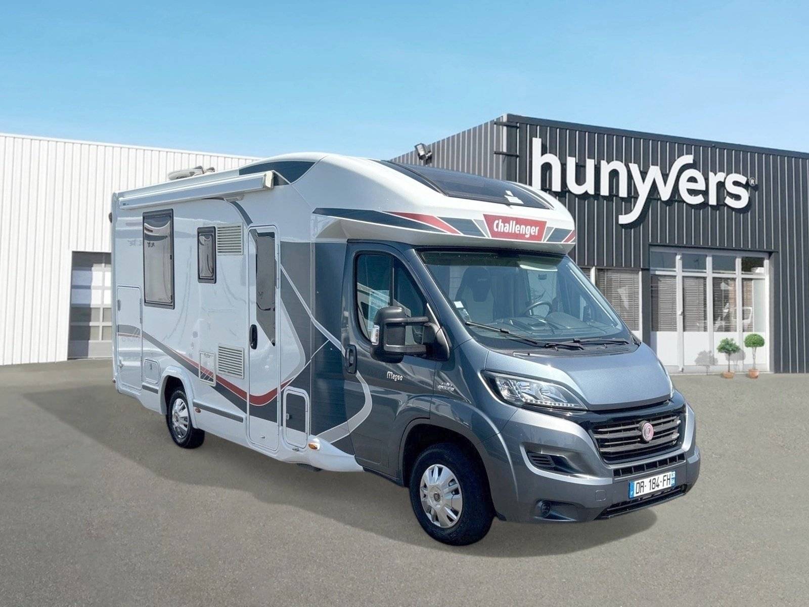 Vista del vehículo ángulo delantero Ford Transit 2,0 l 170 ch - Yescapa
