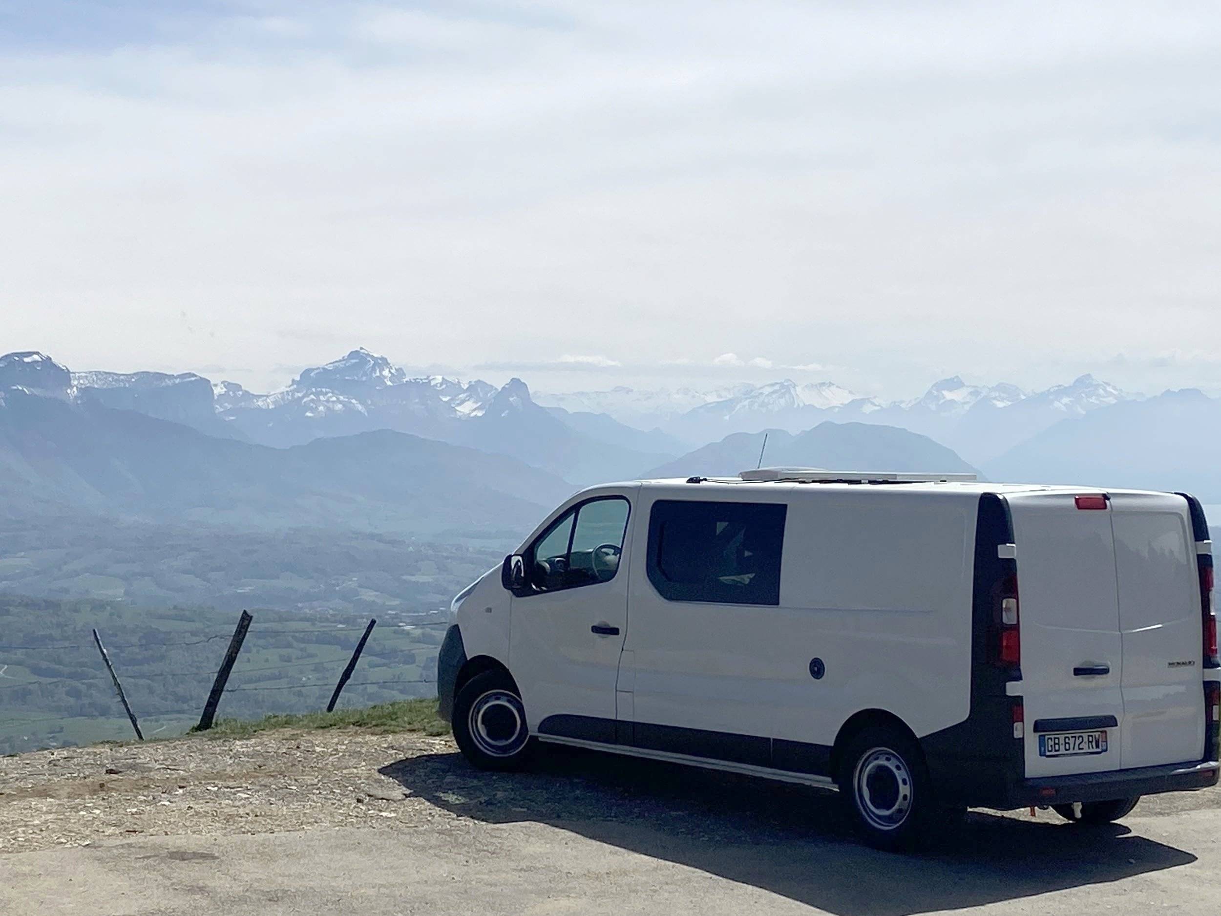 Vista del vehicle angle davanter Renault Trafic 1,6 l 120 ch - Yescapa