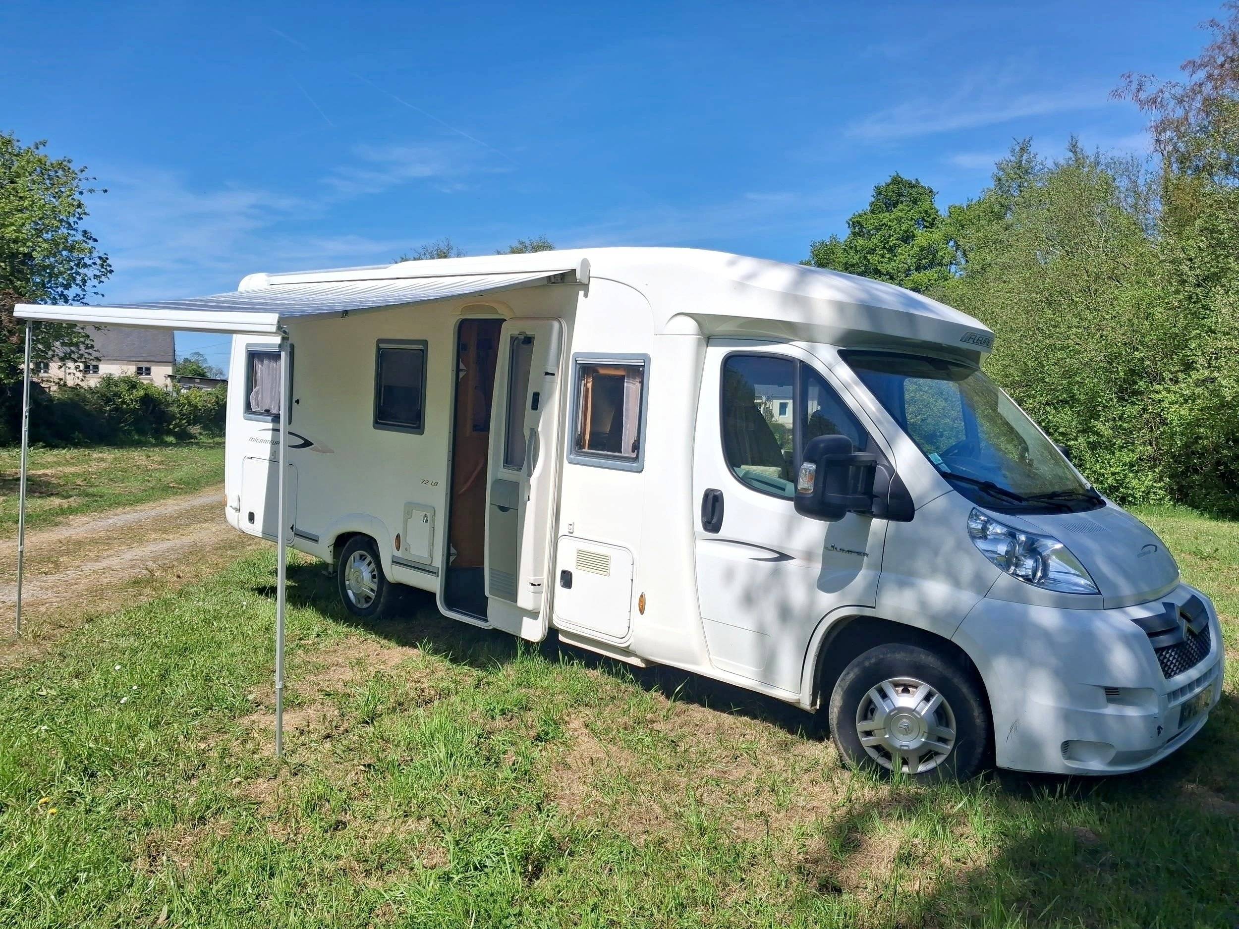Vue avant de 3/4 Citroën fleurette - Yescapa