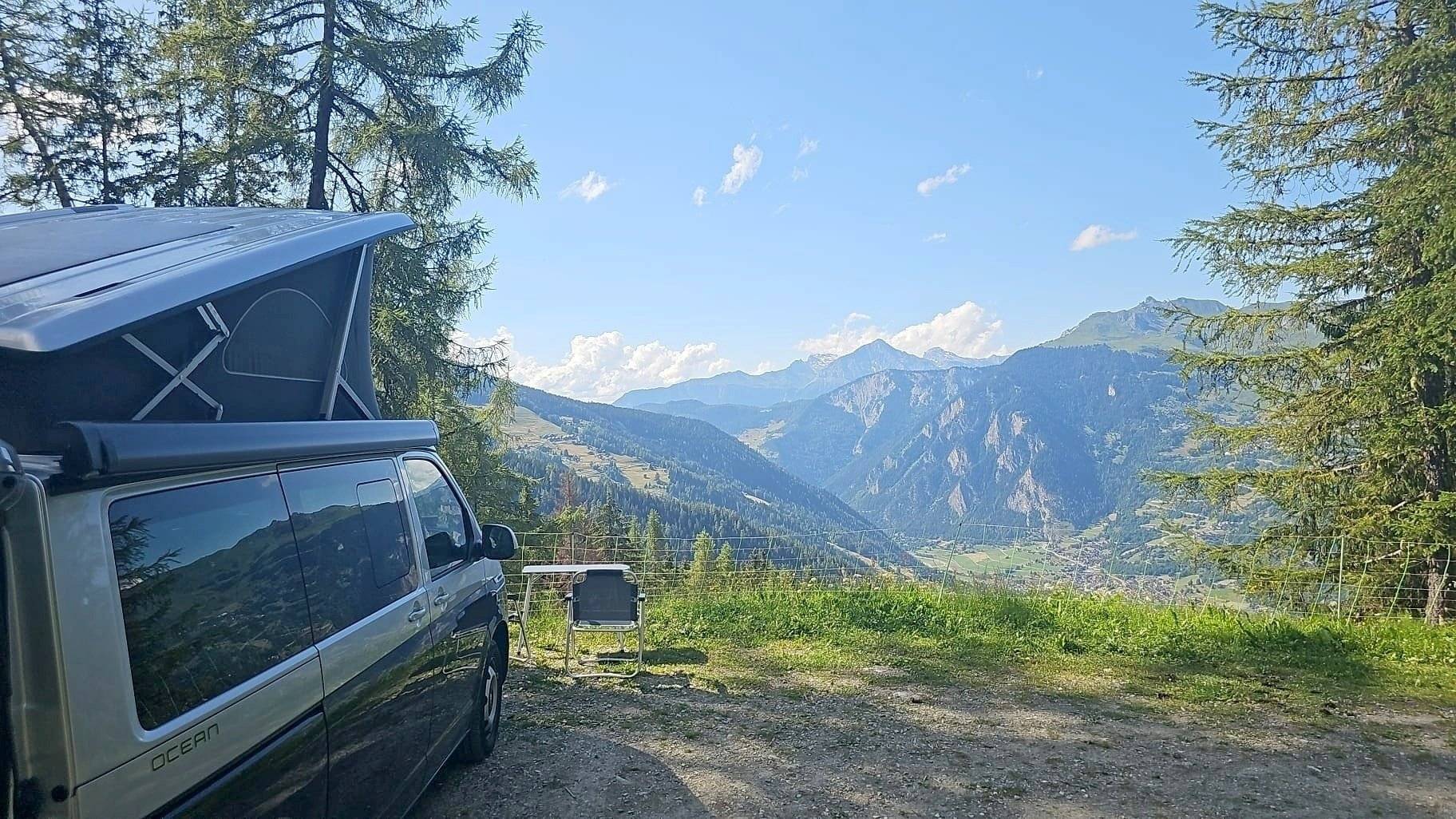 Vue avant de 3/4 Volkswagen Volkswagen T6.1 California OCean - Yescapa
