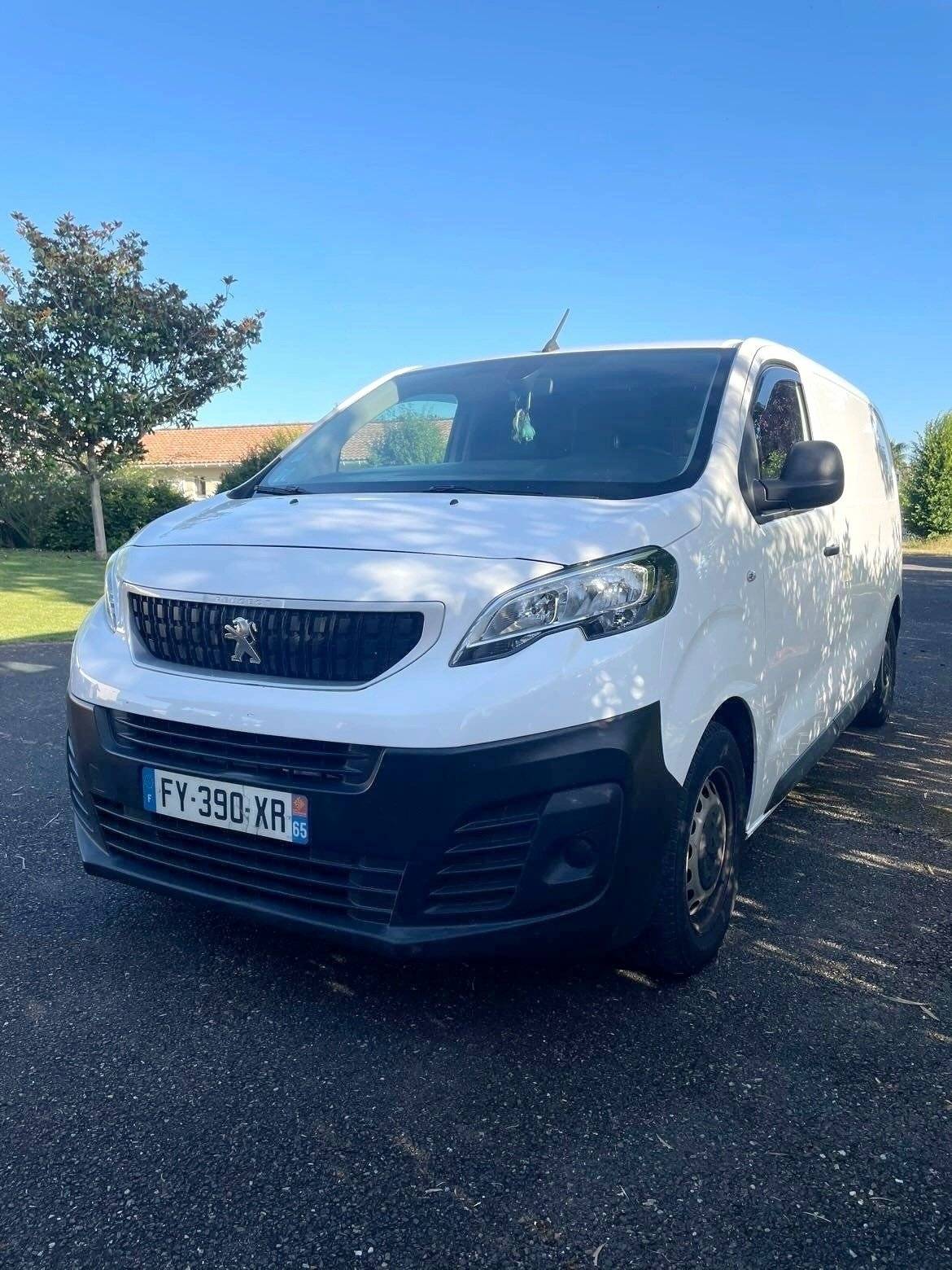 Vista de 3/4 Peugeot Expert 1,6 l 115 ch - Yescapa